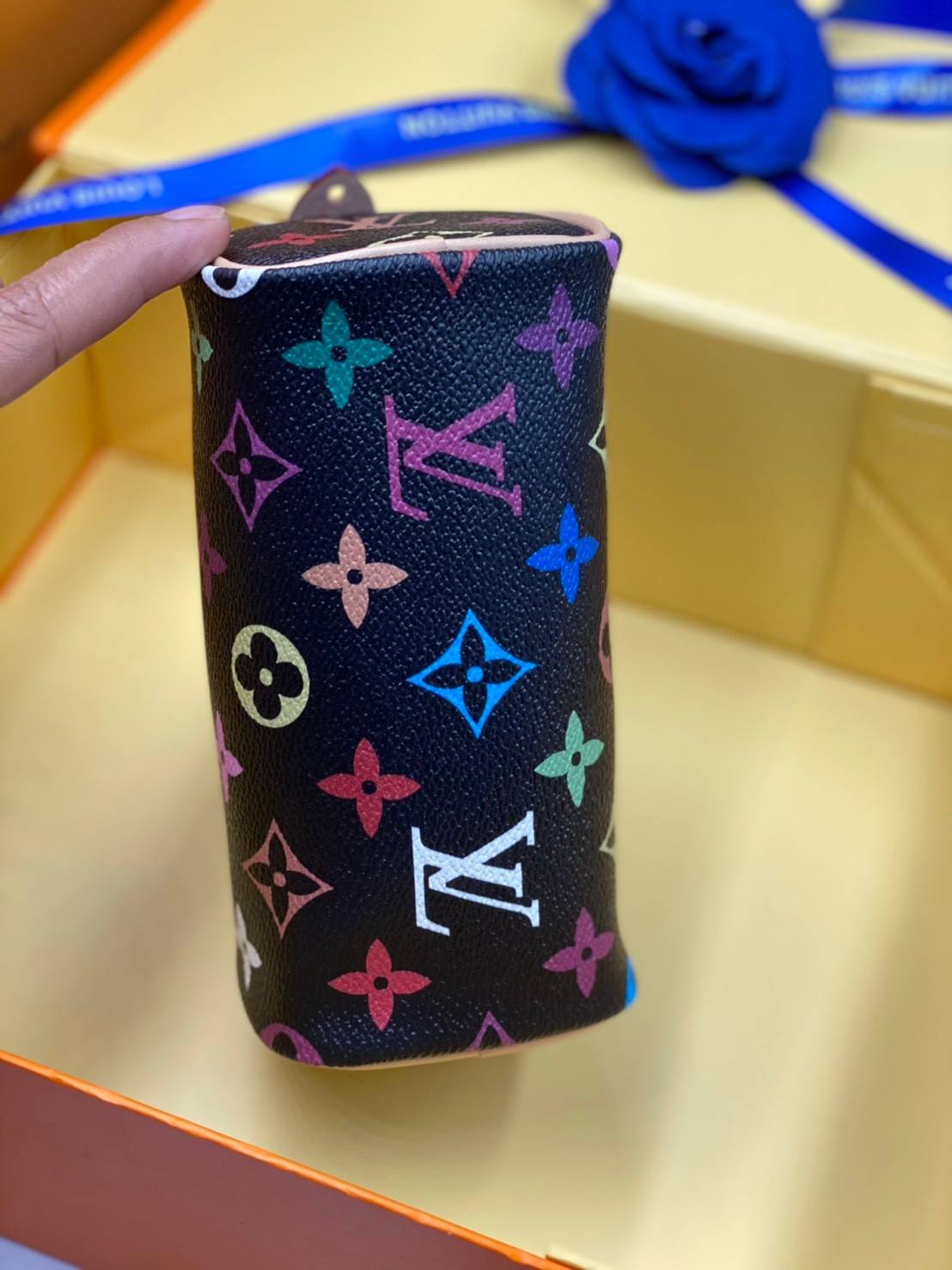 VIP 】LOUIS VUITTON Monogram Multicolor Mini Speedy พร้อมส่งความน่ารักค่ะ! กระเป๋าทรงหมอนไซด์มินิ หนังแกะแท้นิ่มสวยงามค่ะ เปิดปิดกระเป๋าแบบซิป ภายในสามารถใส่มือถือได้ กระเป๋าเงินใบกลางได้ พาสปอร์ตได้ค่ะ