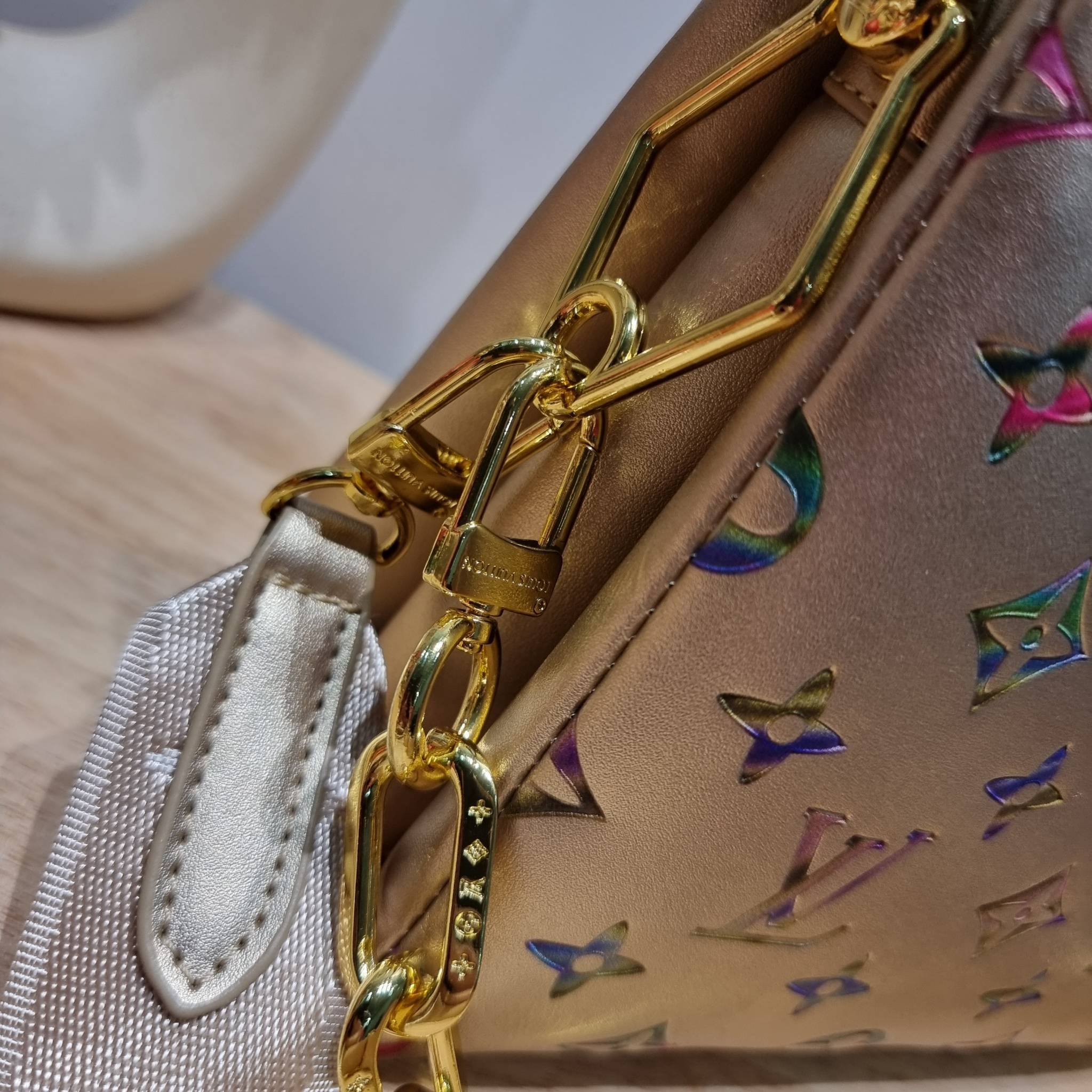 LV Coussin Bag / LV HANDLE POUCH MONOGRAM LIMITED EDITION กระเป๋าสะพายกึ่งคลัชท์ สุดล้ำ ดีไซน์ใหม่ สีลิมิเต็ดมาแรงมาก ด้วยความสวยปังตั้งแต่แรกเห็น วัสดุหนังแกะปั๊มลายสวย มาพร้อมสาย 2 เส้น เชิดๆสับๆ