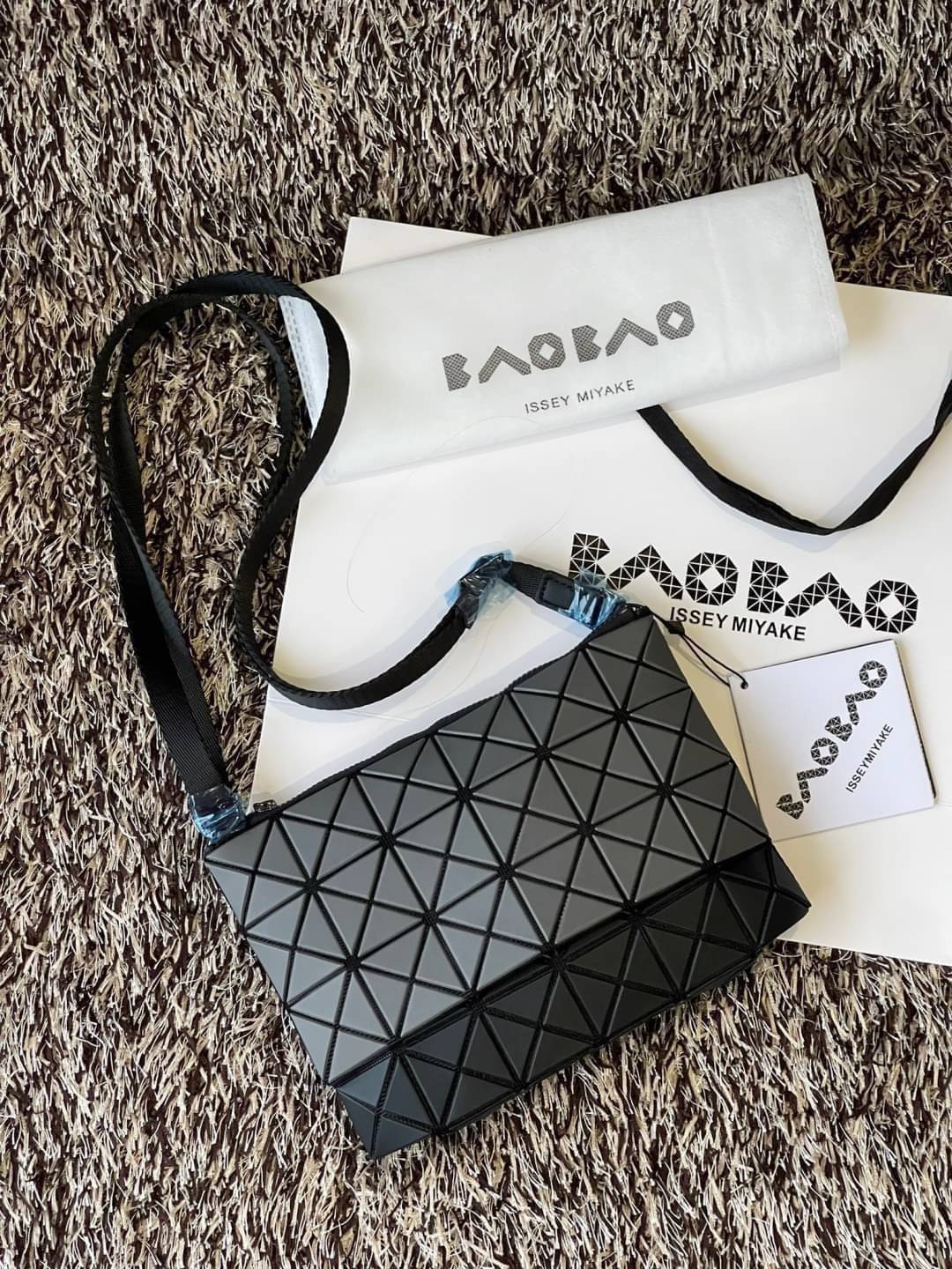 Baobao Issey Miyake Prism Kangaroo crossbody bag กระเป๋าสะพาย Crossbody รูปทรงสี่เหลี่ยมผืนผ้า ไซส์กำลังพอดี เห็นแบบนี้บอกเลยว่าใส่ของสำคัญได้แบบครบถ้วน ไม่ว่าจะเป็นโทรศัพท์ กระเป๋าตังค์ หรือพาวเวอร์แบงค์ จัดเป็นอีกหนึ่งรุ่นที่น่ารัก สายสะพายปรับได้ตามควา