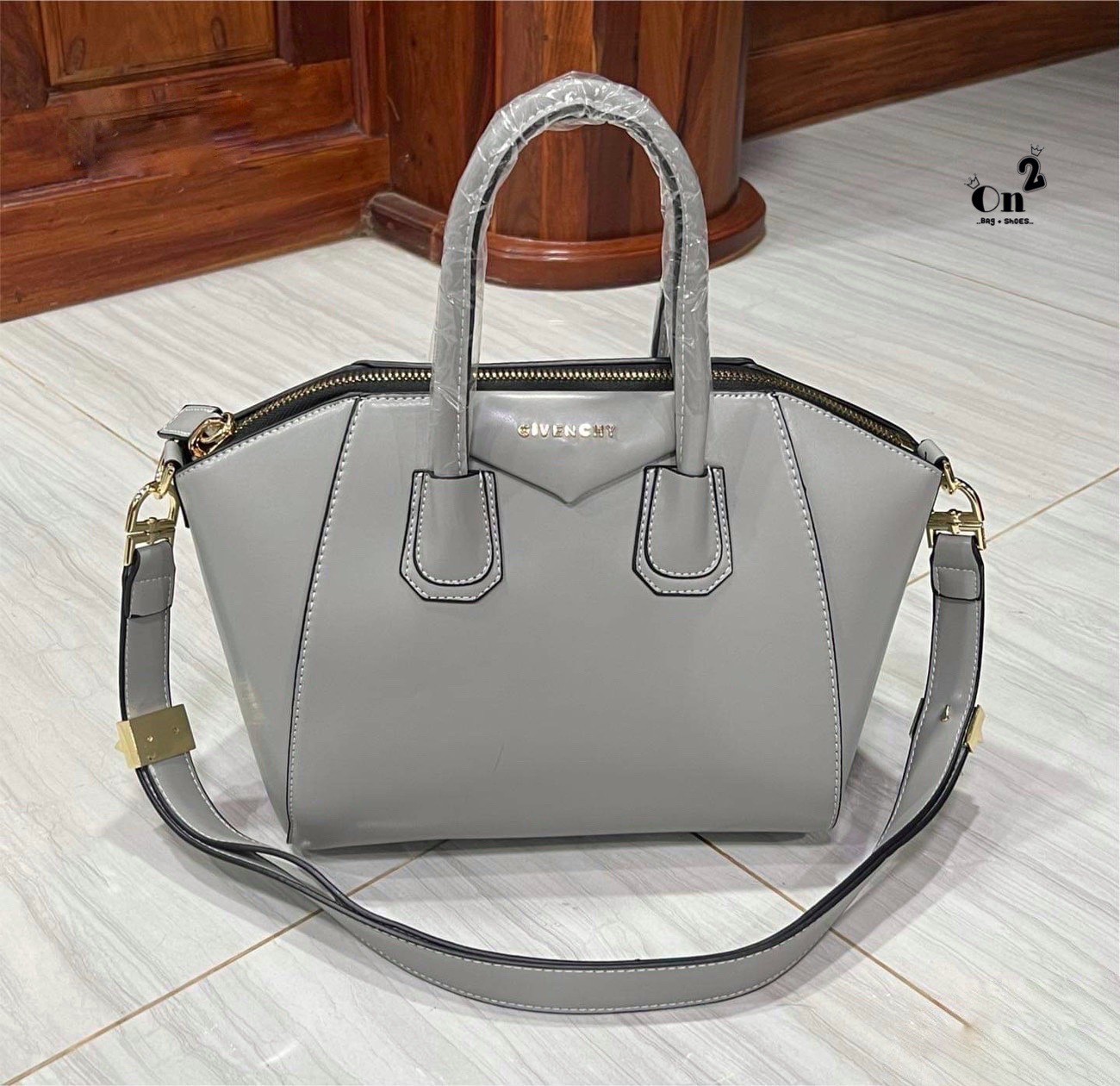 GIVENCHY Antigona Small Leather Tote Bag 12" กระเป๋าสะพายทรงหมอน งานซิปบน หนังเรียบ อะไหล่ทอง มาพร้อมสายสะพายยาวถอดออกถือได้