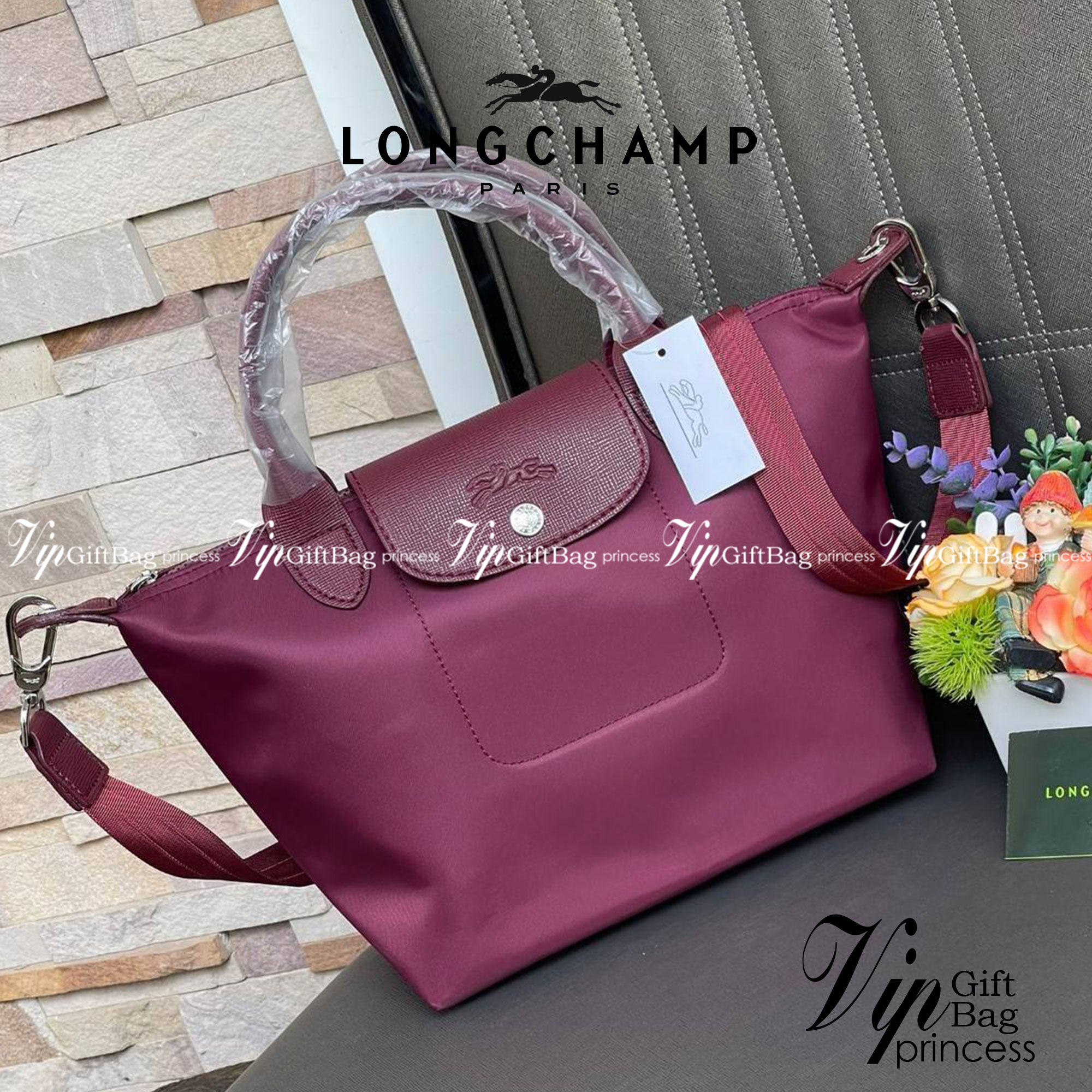 Longchamp Le Pliage Neo Size S มาพบกับกระเป๋ารุ่นยอดนิยม ที่สาวๆ ต้องมีไว้เก็บไว้สักใบ กระเป๋าโท้ทใบนี้ มาพร้อมกับสีที่มีสไตล์เรียบง่าย มีสายสะพายยาวช่วยให้คุณสามารถสะพายไหล่ได้อย่างสบาย ในขณะที่ที่ปิดแบบซิปช่วยให้คุณมั่นใจได้ว่าของด้านในมีความปลอดภัย Le 