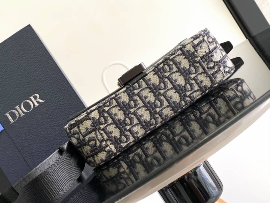 DIOR Small Saddle Messenger Bag with Flap / Khaki / Black / Oblique Jacquard with Grained Leather กระเป๋าสะพายทรงแมสเซ็นเจอร์ รุ่นยอดนิยมของท่านชาย เกรดท็อปออริ สลับแท้ 1:1