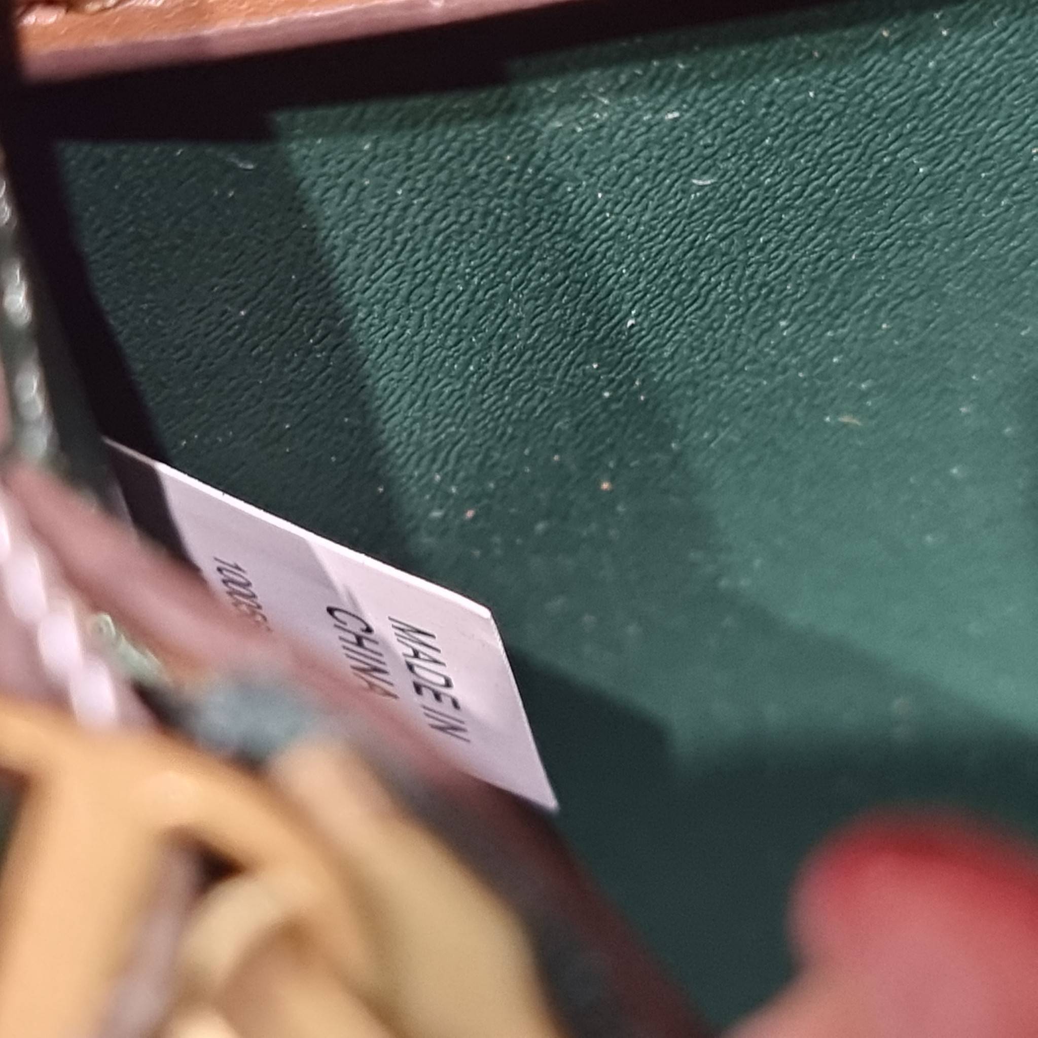 Tory Burch Bag / TORY BURCH ELEANOR SMALL CONVERTIBLE SHOULDER BAG ฮอตไอเท็ม รุ่นนี้ขายดีขายหมด สวยหรู คุณหนู ผู้ดี!! หายากมากแล้วน้า กระเป๋าสะพายข้าง ดีไซน์อยู่ทรง ขนาดกำลังสะดวกใช้ เปิด-ปิดด้วยแถบแม่เหล็ก