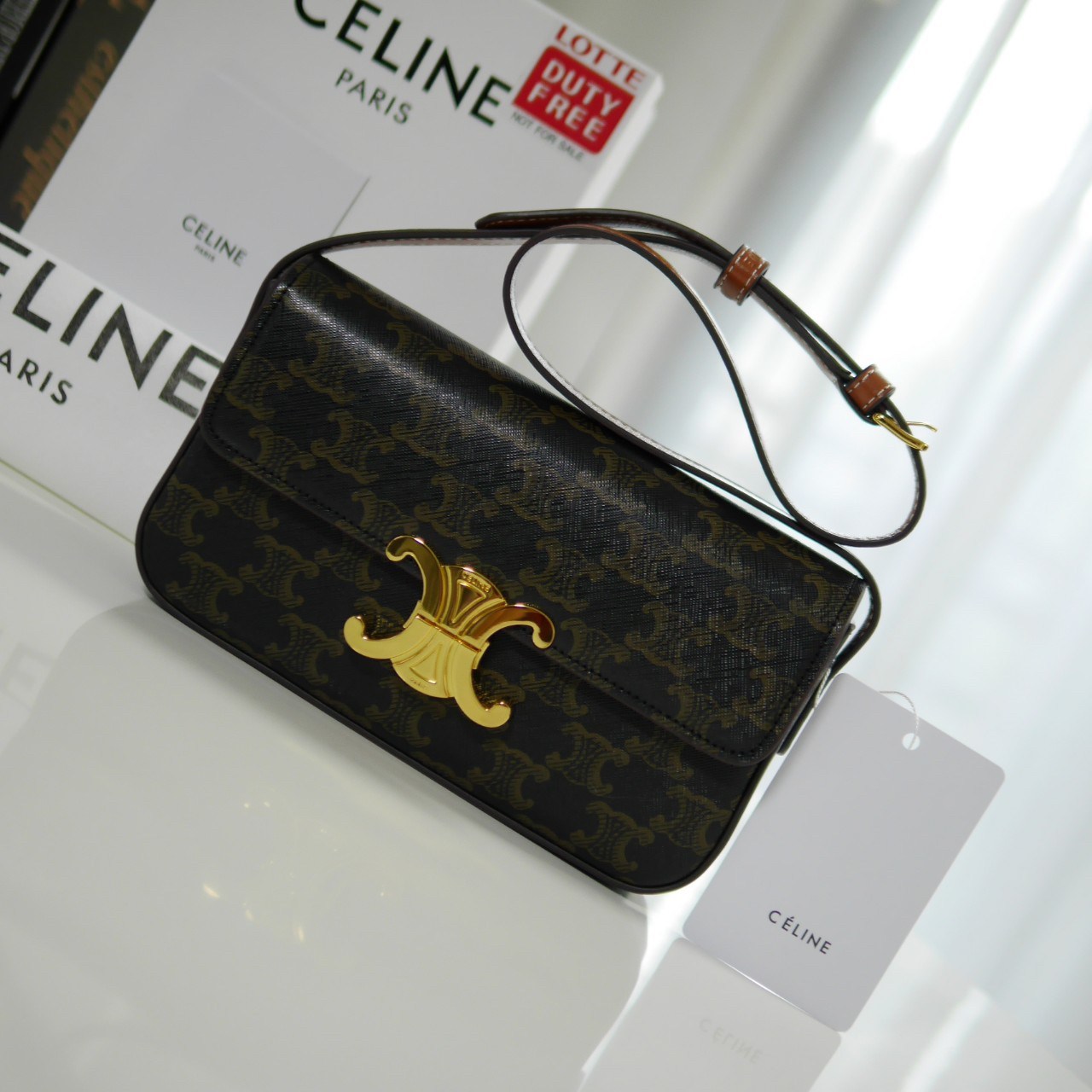 พร้อมส่งที่ไทยแล้วกับ CELINE TRIOMPHE SHOULDER BAG หนังทั้งใบลายสวยหรู ด้านในเปิดด้วยด้วยที่บีบโลโก้อะไหล่ทอง จุของได้กำลังดี ใส่โทรศัพท์ กระเป๋าสตางค์ใบสั้น ของจุกจิกได้ เหมาะกับสาวๆในวัน