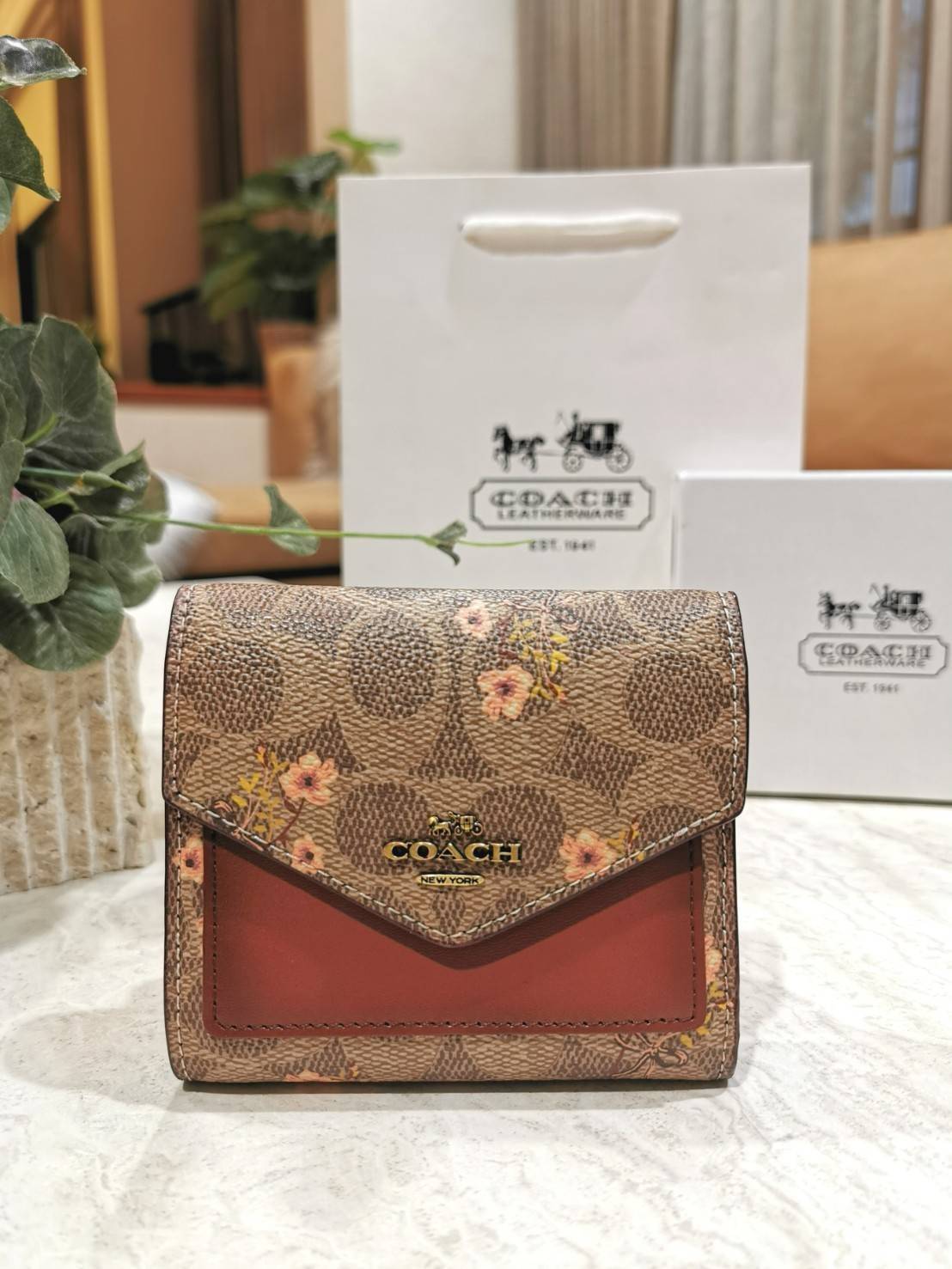 COACH FACTORY SHORT WALLET กระเป๋าสตางค์รุ่นใหม่ล่าสุดจาก Coach Factory Outlet ขนาดกำลังดี พกพาสะดวก ดีไซน์สวยน่าใช้ วัสดุหนังแท้เปิดปิดด้วยฝาปิด Envelop กระดุมด้านหน้ามีโลโก้แบรนด์ด้านหลังมีช่องซิปใส่เหรียญ หัวซิปแบรนด์ ภายในมีช่องใส่ธนบัตรใส่แบงก์พันได้