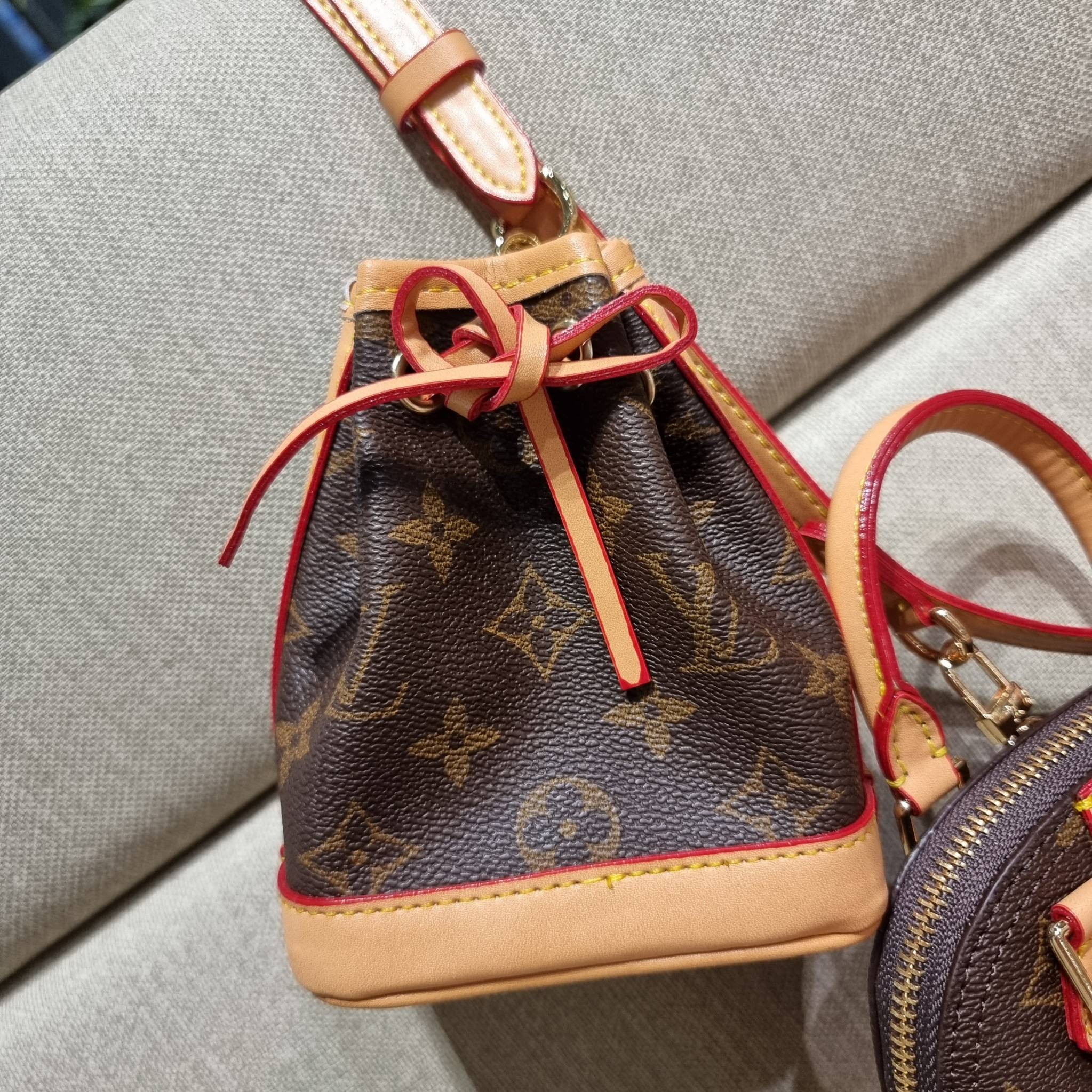 LV TRIO MINI ICONES ใหม่ล่าสุด น่ารักน่าใช้ ที่รวบรวมรุ่นสุดยอดที่เป็นดั่งไอคอนนิค ให้ทุกคนได้สะสมครบคอลเลคชั่น ในไซส์มินิ วัสดุหนังแคนวาสทุกใบ มีสายสะพายข้างให้ เกี่ยวทุกใบรวมสะพายทีเดียว หรือแยกใช้วันแบบ วันละสไตล์ สลับได้ไม่มีเบื่อ มาพร้อม box set ครบ 