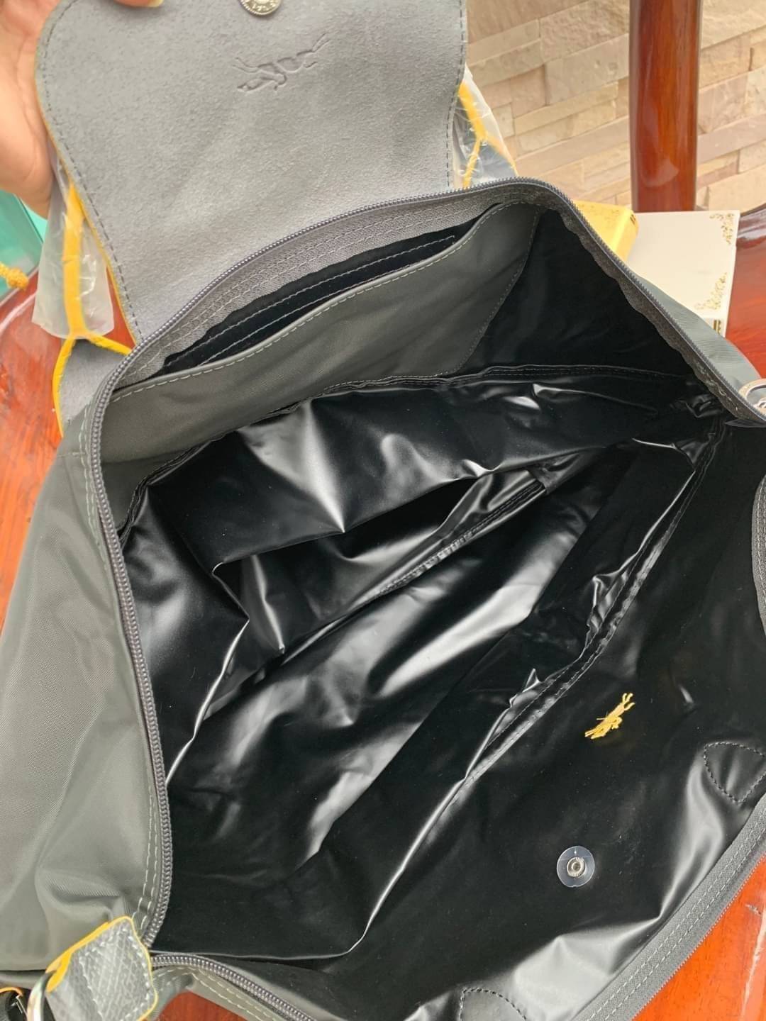 LONGCHAMP LE PLIAGE CLUB TRAVEL BAG กระเป๋าขนาดใหญ่สำหรับการเดินทาง เราเรียกที่นี้ว่า travelling bag รุ่นคลาสสิค มาพร้อมสายสะพายยาวที่ปรับและถอดออกได้ ความพิเศษของรุ่นนี้ที่ครองใจนักเดินทางทั่วโลก คือซิปรอบตรงกลางตัวกระเป๋า สามารถเปิดซิปเพื่อขยายขนาดและพั