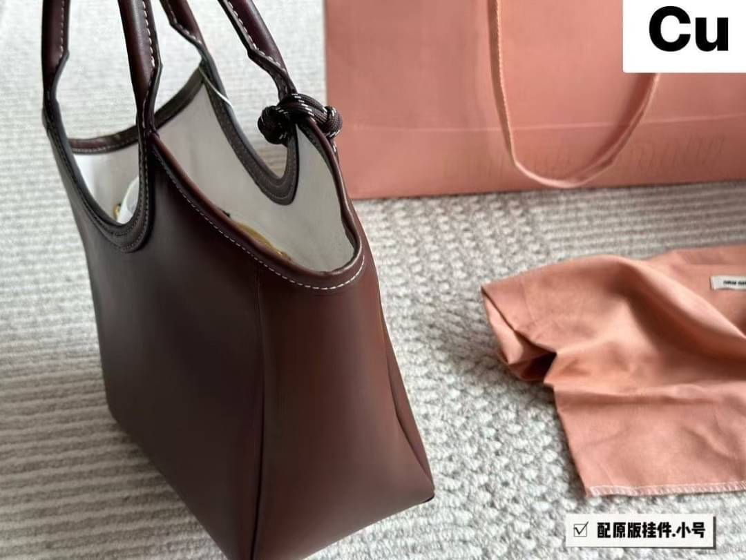 MIU MIU Ivy Leather Tote Bag กระเป๋าถือทรงโท้ทงานหนังเรียบเต็มใบ เรียบหรู มีความยูนิค จับแมตช์ง่าย สวยงามได้หลายสไตส์ ภายในโล่งกว้าง จุของได้เยอะ ใบจริงสวยเกินเบอร์จ้า