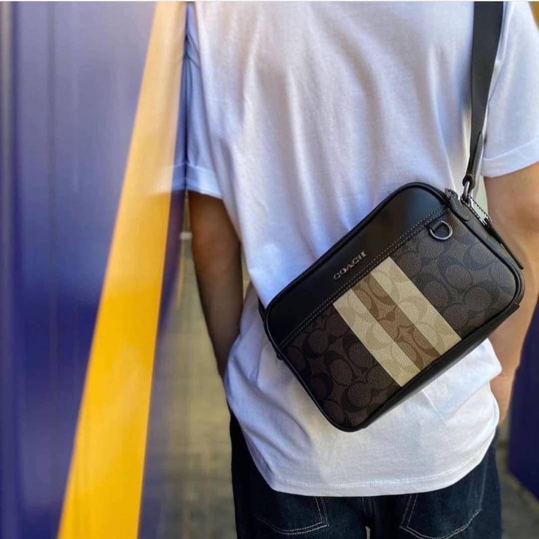 COACH GRAHAM CROSSBODY IN BLOCKED SIGNATURE CANVAS WITH VARSITY STRIPE C9965 อีกหนึ่งกระเป๋าครอสบอดี้รุ่นยอดฮิตสำหรับหนุ่มๆ ที่สาวๆก็ใช้ได้!! ดีไซน์ใหม่เพิ่มดีเทลความแพงไปอีก รูปทรงคลาสสิค ใช้งานสะดวก ง่ายต่อชีวิต วัสดุหนังแคนวาสเคลือบลายสลับหนังแท้ ด้านห