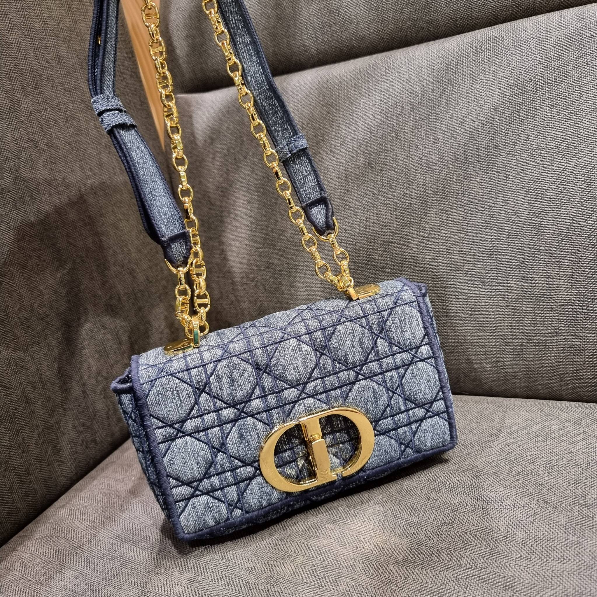 VIP CD SMALL CARO SHOULDER BAG / DIOR CARO / Dior Cruise 2021 Bag กระเป๋าสะพายข้างทรงสวย ดีไซน์ย้อนยุค ที่รอบนี้โดดเด่นเป็นเอกลักษณ์มากๆ ดีไซน์สีเดนิมคลาสสิค เปิด-ปิดด้วยอะไหล่บิดล็อค หรูหรา ใช้งานง่าย วัสดุผ้าเดนิมทนทาน ภายในเป็นช่องโล่ง มีช่องย่อย ด้านห