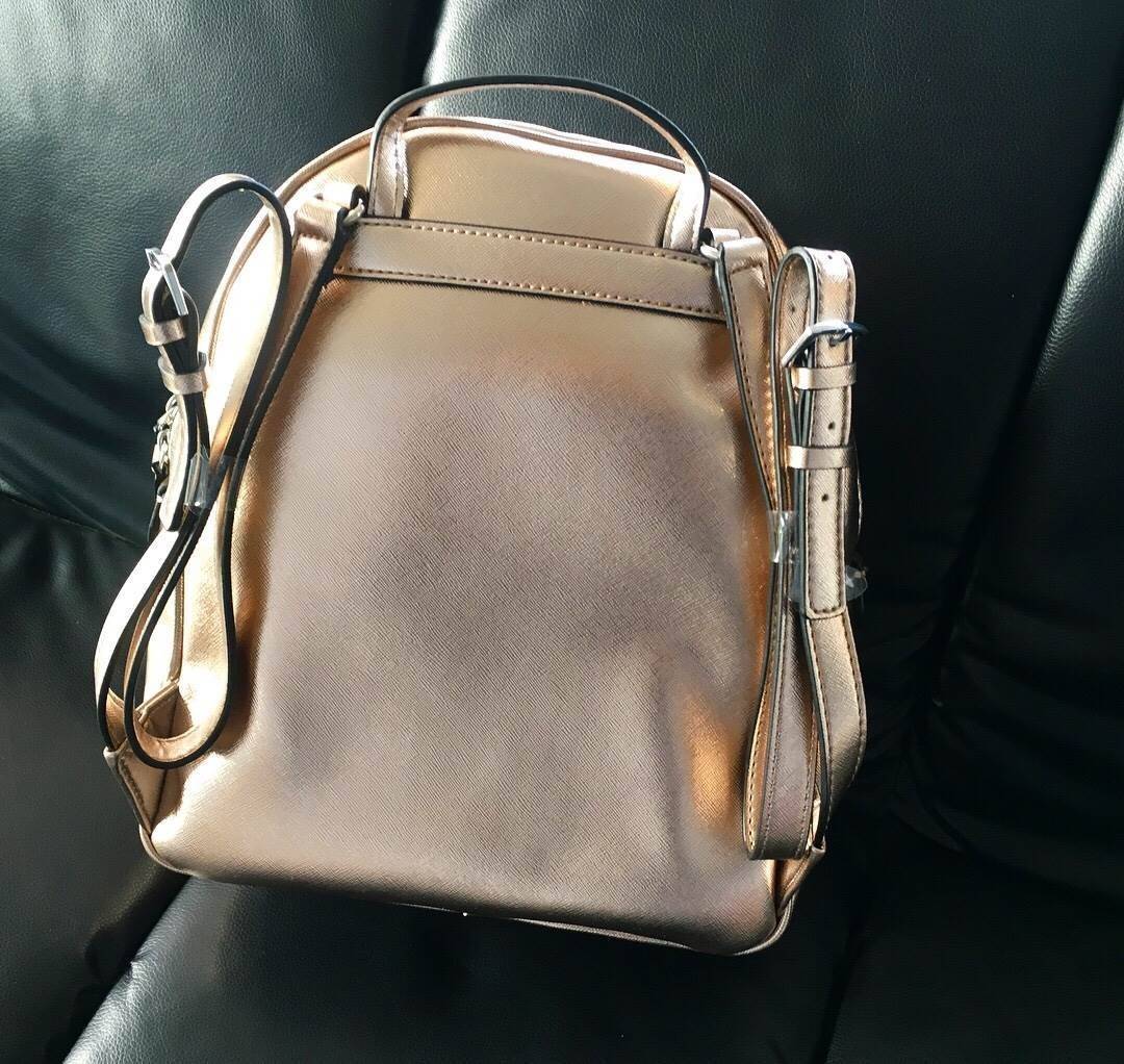 NEW!!! GUESS WOMAN'S BACKPACK ใครไม่มีจัดว่าพลาด!! กระเป๋าเป้ขนาดกระทัดรัดสำหรับสาวๆสากวก guess วัสดุทำจากหนัง PU นำหนักเบา เพิ่มความสะดุดตาด้วยโลโก้แบรนด์ปั้มตัวนูนสายสะพายหลังปรับเลื่อนได้ ภายในจุของได้เยอะ มีช่องกระเป๋าเล็กภายใน