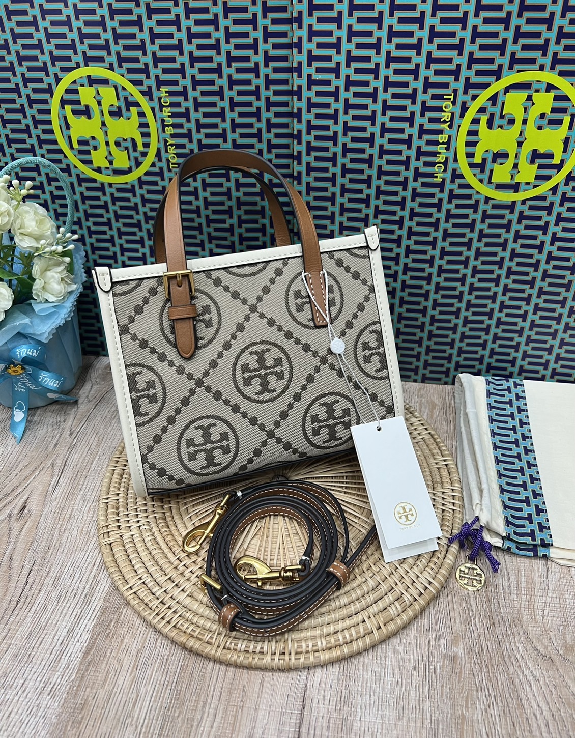 Tory Burch Mini T Monogram Square Tote / TORY BURCH Shopper Tote Bag 19cm ใบเล็ก กระเป๋าทรงโท้ท รุ่นใหม่ Square Tote ตกแต่งขอบด้วยหนังหรู มาพร้อมช่องเก็บของที่จุของได้มากมาย และสายจับกระเป๋าที่สามารถสะพายขึ้นไหล่ เหมาะสำหรับการใช้งานหลากหลายรูปแบบ รังสรรค