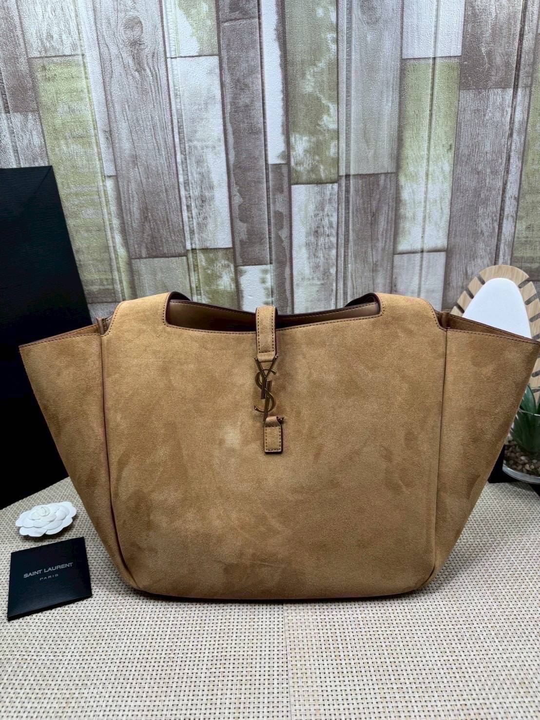 ORI หนังแท้ | YSL Le 5 À 7 Bea suede tote bag / YSL Hobo bag brown suede bag กระเป๋าทรงโท้ทงานหนังกลับ สวยเด่นเป็นเอกลักษณ์ ดีไซน์เรียบแต่มาก สวยดูแพง ภายในโล่งกว้าง จุของได้เยอะ