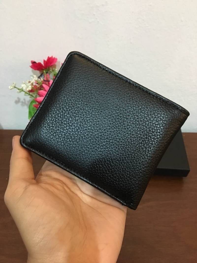 Herschel Wallet กระเป๋าสตางค์จากแบรนด์ Herschel แบรนด์ที่ดังสุดๆจากแคนาดามาแล้วค่ะ ต้องขอบอกเลยว่าพิเศษสุดๆไม่ได้มาบ่อยนะคะ กระเป๋าสตางค์วัสดุหนังทนทานสุดๆ เหมาะสำหรับทุกวัยเลยค่ะ ตัวกระเป๋าด้านหน้าปั๊มชื่อแบรนด์ ด้านในมีช่องใส่บัตร 4 ช่อง และช่องใส่ธนบัต