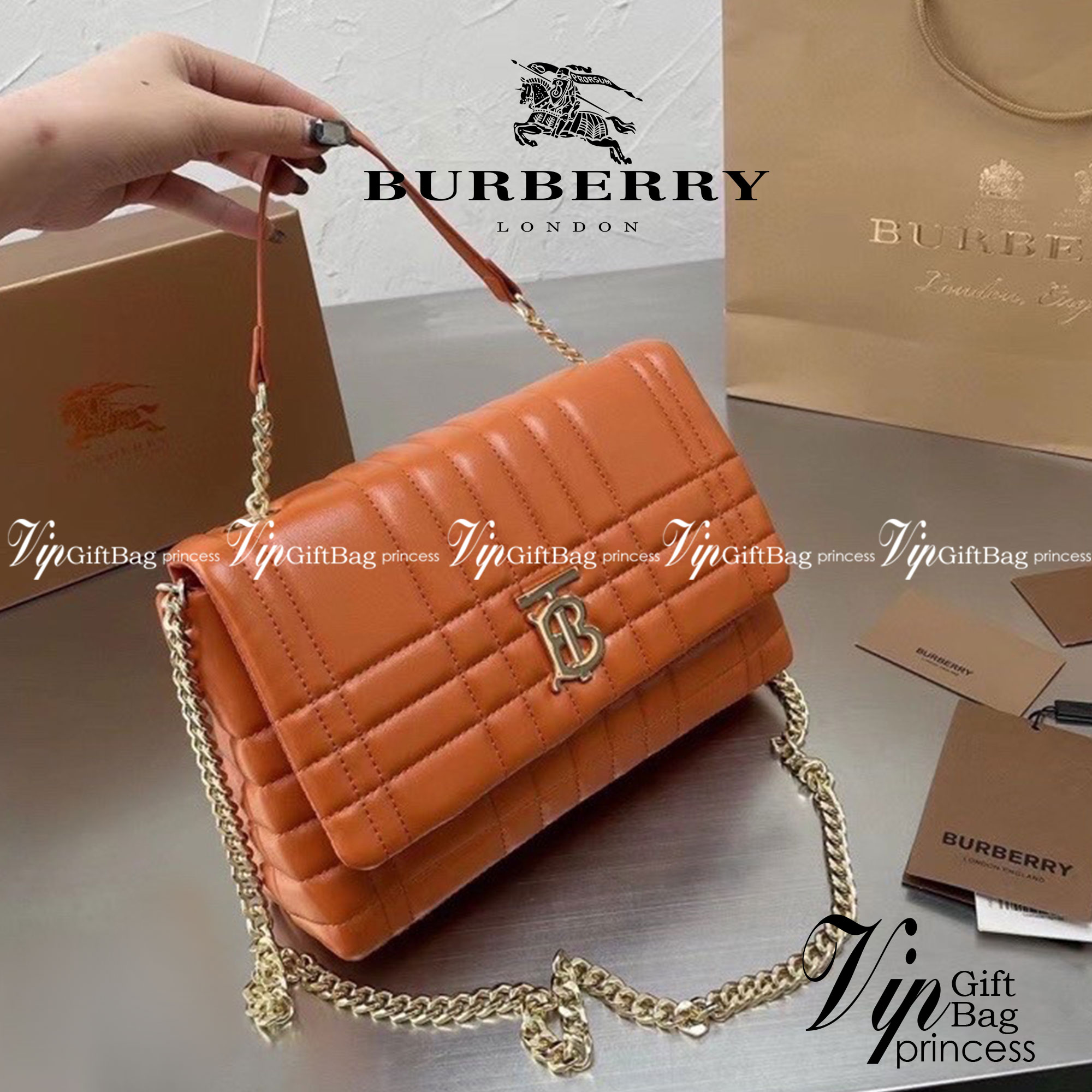 BURBERRY FRAGRANCES QUITED LAMBSKIN BAG / Burberry Shoulder Bag กระเป๋าสพายจะถือหรือสพายก็ได้หลายลุคเลยค่ะ วัสดุหนังนิ่มสวยหรูดูดี ภายในโล่งกว้าง ใส่มือถือ กระเป๋าสตางค์ได้ มาพร้อมสายสะพายโซ่ทองต่อหนังรองบ่าสามารถซ้อนสายสั้นสะพายไหล่ได้ หรือใช้สายยาว Cros