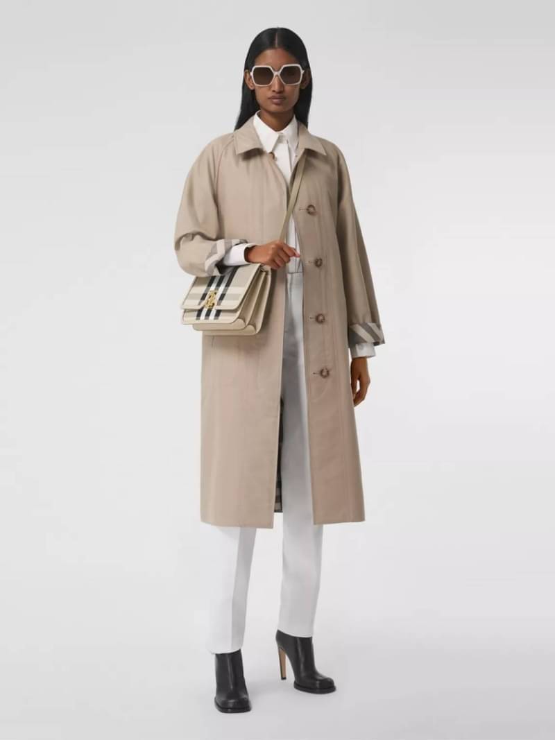 BURBERRY FRAGRANCES LEATHER CROSSBODY BAG VIP GIFT WITH PURCHASE (GWP) กระเป๋าสะพายพรีเมี่ยมกิ๊ฟรุ่นใหม่ล่าสุด Limited จาก BURBERRY Perfume DutyFree วัสดุ Canvas & Leather ลาย Vintage คอลเลคชั่นใหม่ทรงเหลี่ยมสวยหรูดูดี เปิดปิดด้วยฝาปิดสัญลักษณ์รูปTB ภายใน