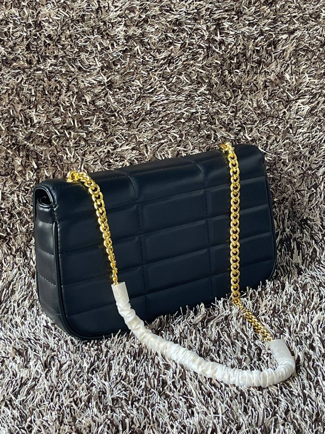 CELINE CHAIN SHOULDER BAG MATELASSE MONOCHROME CELINE in Quilted Goatskin กระเป๋าเทรนด์กระเป๋าสุดฮอตแต่ยังคงความคลาสสิก