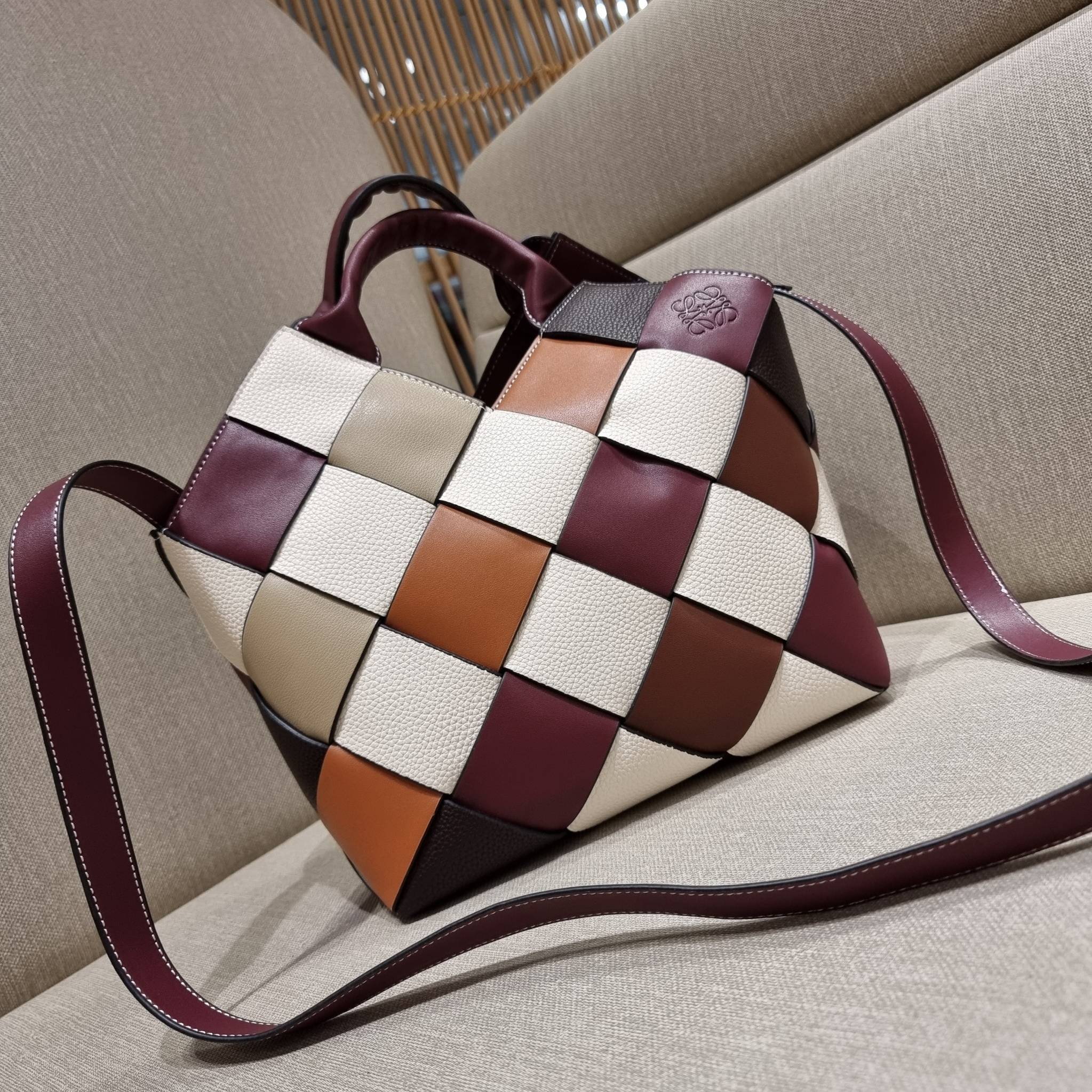 VIP 】LOEWE SURPLUS LEATHER WOVEN BASKET BAG IN CLASSIC CALFSKIN ใหม่ล่าสุดและสวยที่สุด กระเป๋าสะพานที่ถักทอด้วยความปราณีต โดดเด่นด้วยสีที่จับมาคอนทราสได้ลงตัว ใบใหญ่จุได้แบบเน้นๆ วัสดุหนังวัวแท้เต็มใบ หรูเลิศ ปากกระเป๋ามีสายหนังสำหรับผูกรวบปากกระเป๋า ภายใ