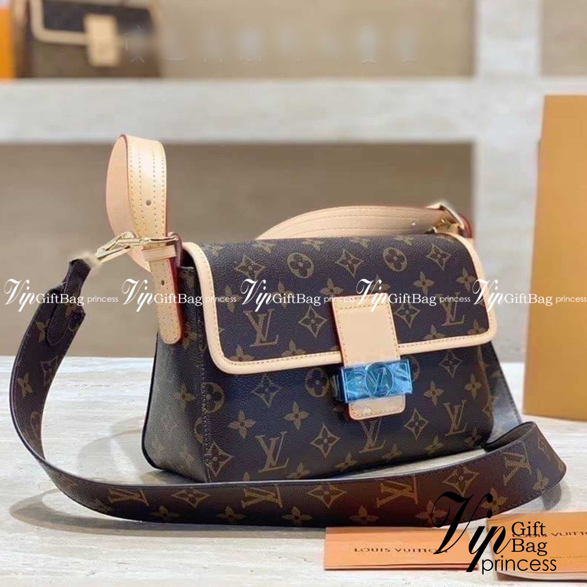 LV shoulder monogram bag กระเป๋าสะพายรูปลักษณ์ทรงกะทัดรัดและใช้งานได้สะดวก หนัแคนวาสอย่างดี ลาย Monogram เอกลักษณ์แบรนด์ อะไหล่สีทองสวยงาม