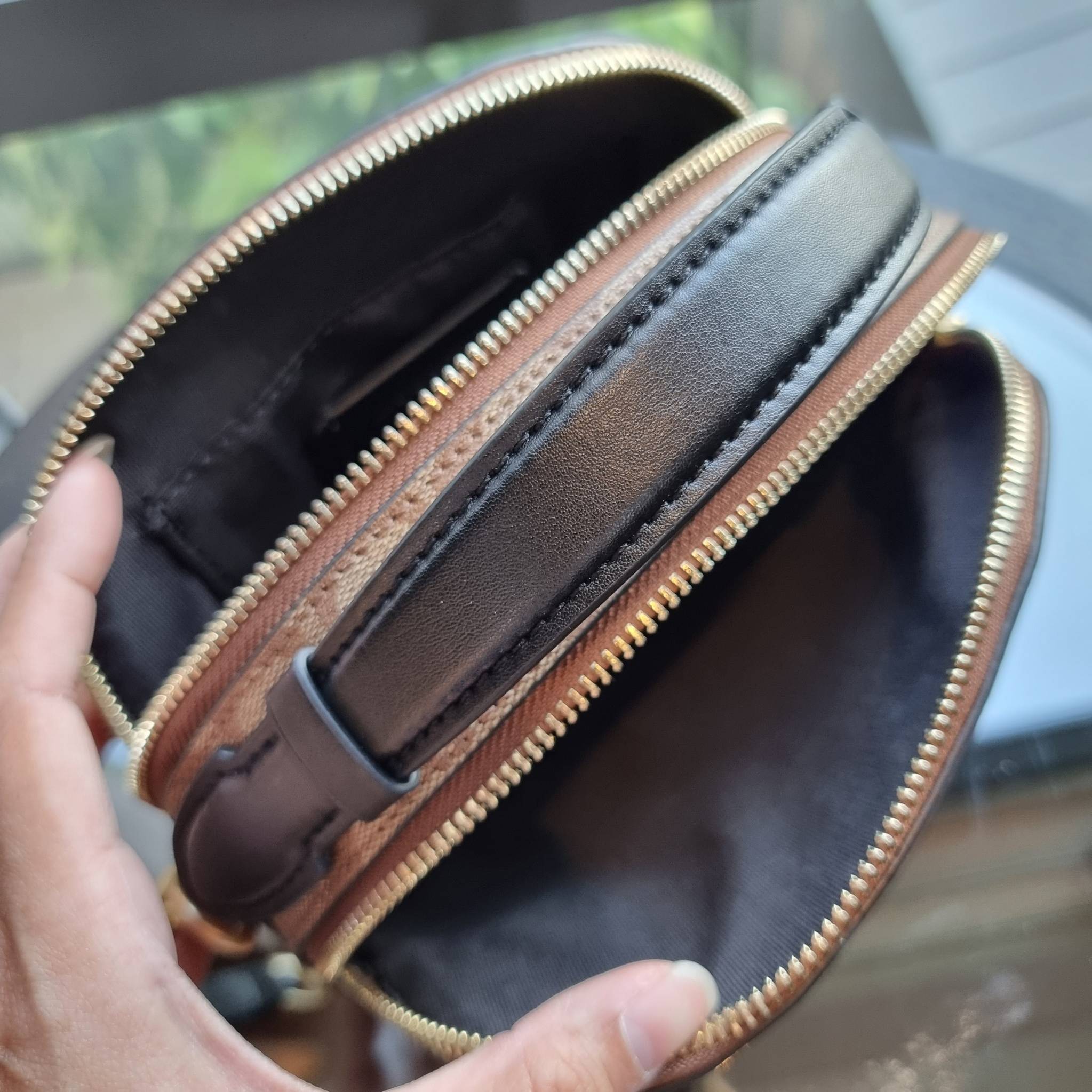 OUTLET 】COACH 1591 SERENA SATCHEL IN SIGNATURE CANVAS กระเป๋าสะพายคอลเลคชั่นยอดฮิต ดีไซน์ลุคผู้ดี ต้องยกให้น้องใบนี้เลย!! จัดสีขายดี สีลุคคุณหนูมาให้ สวยตาแตก!! วัสดุหนังแคนวาส เปิด-ปิดด้วยซิป 2 ช่องหลัก ภายในเป็นช่องโล่ง เก็บของได้แบบสบายๆ ใส่มือถือได้ทุ