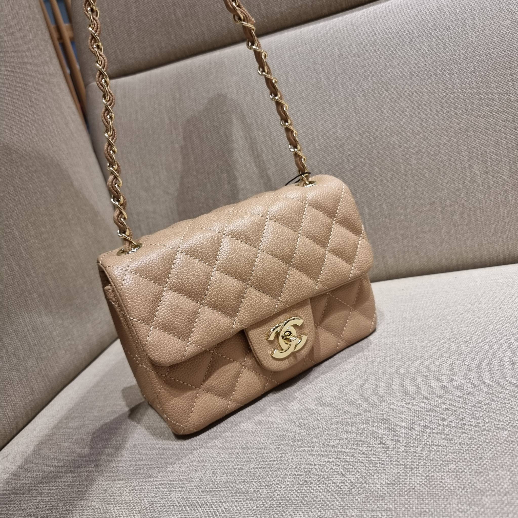 VIP 】3สี คัมแบคทูสต็อค!! จัดมาแน่นๆ พร้อมสีรับความเฮง!! พรีเมี่ยมจากแบรนด์ Chanel vip สุดพิเศษจากเคาน์เตอร์ กระเป๋าสะพาย หนังสังเคราะห์ลายคาร์เวีย หรูหราทั้งอะไหล่เงินและอะไหล่ทอง สะพายแล้วขับผิวมากๆใบนี้ เปิด-ปิดกระเป๋าด้วยตัวบิดล็อค ภายในกระเป๋าบุหนังสี