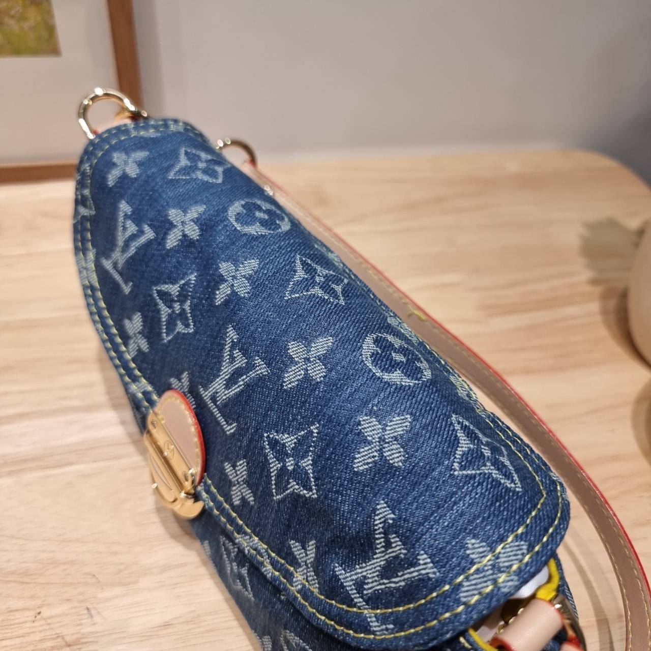 LV mini pleaty denim bag / LV Denim Pochette Bag ฮอตตัวแม่แบบฉ่ำ กับกระเป๋าสะพายไหล่ แรร์ไอเท็มที่สาวๆตามหา ดีไซน์เดนิมสวยโดดเด่น รูปทรงวินเทจ