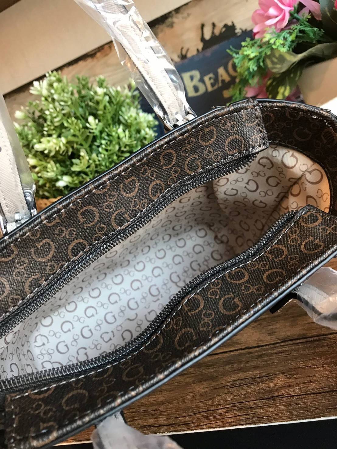 GUESS Factory Women's Diem Logo-Print Mini Tote Bag กระเป๋าถือหรือสะพาย วัสดุpolyesterกันน้ำได้ มีลายsignatureลาย G รอบใบ เปิดปิดด้วยซิปเดียวด้านบน ภายในบุผ้าลายsignatureเช่นเดียวกับด้านนอก สายและหูจับปรับระดับได้ ใช้งานได้หลายโอกาสคร้า!!