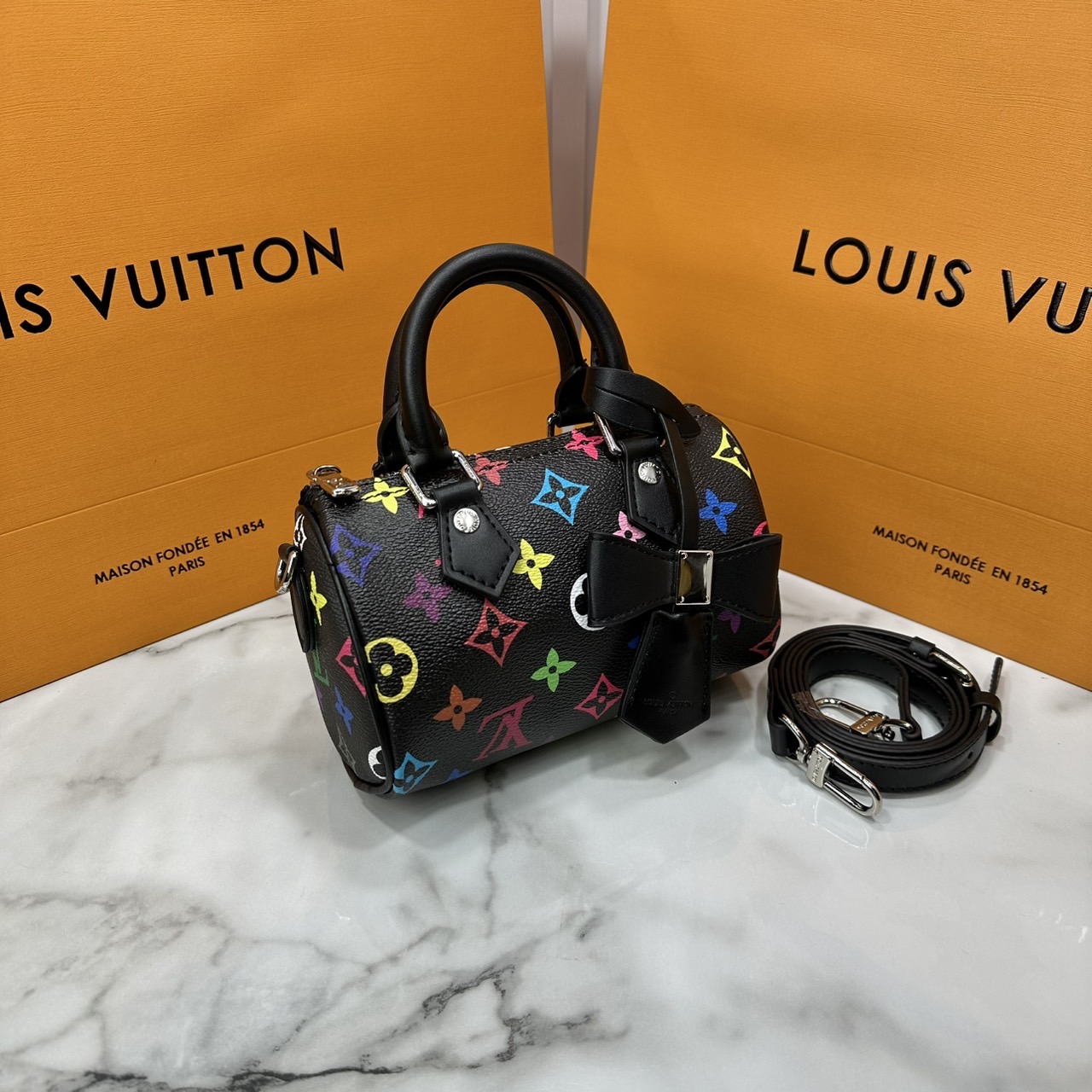 ORI | LV x TM Nano Speedy Bag Murakami กระเป๋าสะพายสปีดี้นาโนไซส์เล็ก เผยความมีชีวิตชีวาปรับดีไซน์โทนสีสดใส สวยเรียบหรู ผู้ดี แต่งแต้มดีเทลจากคอลเลคชั่น LV x Murakami คอมพลีตลุคด้วยที่ห้อยกุญแจรูปโบว์สุดเอ็กซ์คลูซีฟ