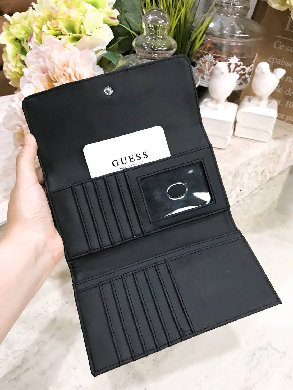 GUESS FACTORY WOMEN'S WALLET กระเป๋าสตางค์ใบยาว3พับดีไซน์ยอดนิยมหนังปั้มโลโก้รอบใบด้านหน้าประดับโลโก้แบรนด์สวยหรู เปิดปิดด้วยฝาปิด ภายในมีช่องใส่รูป ช่องใส่ธนบัตร แบงก์พัน และช่องใส่บัตรหลายช่อง แยกเป็นสัดส่วน ภาพถ่ายจากสินค้าจริง ตัวจริงสวยน่าใช้ค่ะ