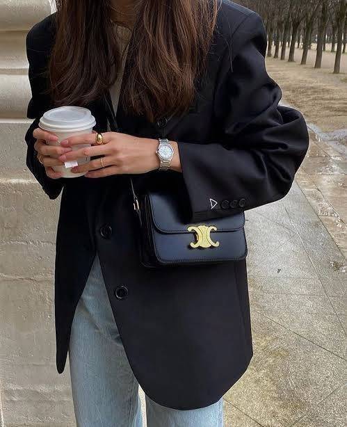 Celine MEDIUM TRIOMPHE BAG IN SHINY มีรูปทรงเป็นกล่องคล้ายกับกระเป๋า Classic Box แต่มีการออกแบบโลโก้ที่สะดุดตาแบบวินเทจ ด้วยดีไซน์ที่ดูโฉบเฉี่ยว แต่คงความคลาสสิคอย่างเต็มเปี่ยม ทำให้เป็นที่ดึงดูดความสนใจของสาวๆ สายสะพายสามารถปรับระดับได้ มีความคล่องตัวในก