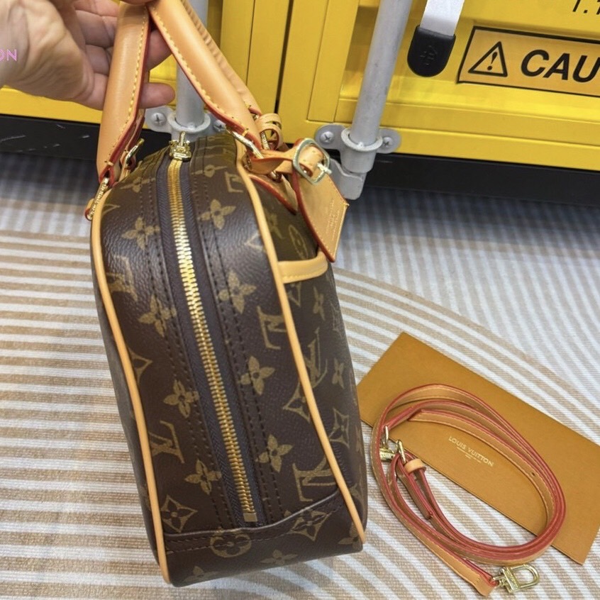 LV Monogram Trouville Handbag กระเป๋าสะพายดีไซน์คลาสสิควินเทจ รูปทรงใช้งานง่ายสะดวกคล่องตัว เรียบง่าย หรู ดูผู้ดี ปากกระเป๋ามีซิปเปิดปิด ภายในโล่งกว้าง พร้อมเสิร์ฟให้ในราคาน่ารักๆ