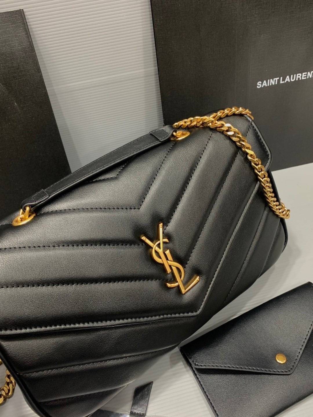 ORI | หนังแท้ 30cm YSL loulou medium in matelassé กระเป๋าสะพายทรงสวยคลาสสิค มาพร้อมใบเล็กใส่การ์ด งานหนังแท้สมผัสนุ่มมือตะเข็บเย็บลายเชฟรอนสวยเป็นเอกลัษณ์ ด้วยดีไซน์เรียบหรู ใช้ได้บ่อยไม่มีเบื่อ
