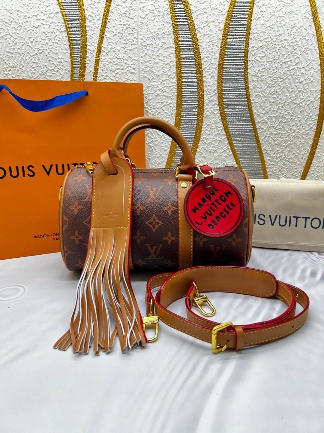 LV Keepall Bandoulière 25 Bag Monogram Dust กระเป๋าสะพายรุ่นใหม่ เพิ่มลูกเล่นใหม่ด้วยกลิ่นอายสไตล์เวสเทิร์นจาก Monogram Dust สุดไอคอนิกด้วยพู่ขนาดใหญ่โดดเด่น พิมพ์ลายโมโนแกรม สวยเท่คลาสสิกก่อนใคร