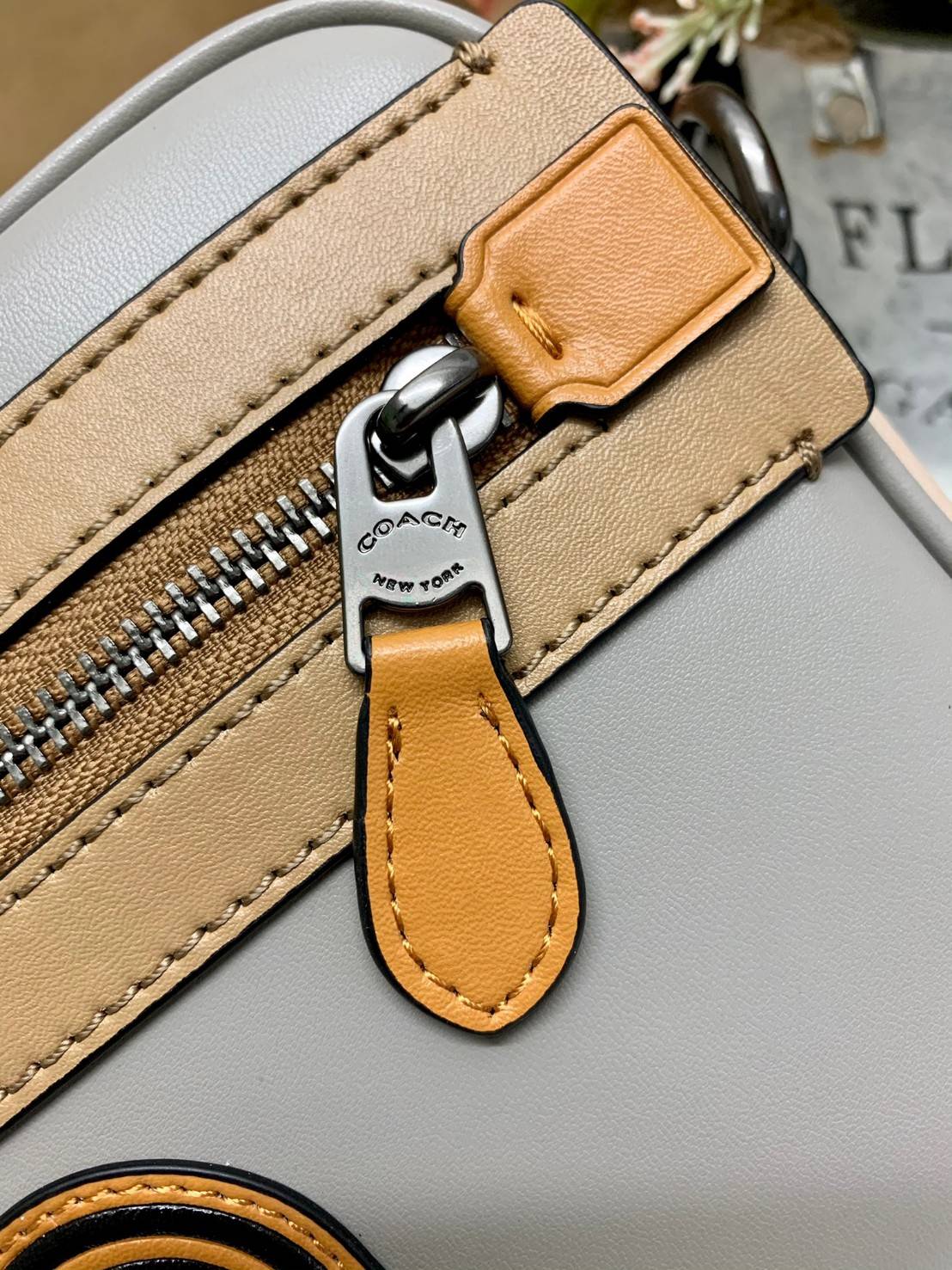 COACH ACADEMY CROSSBODY IN SIGNATURE WITH VARSITY ZIPPER ((768, 960)) พร้อมส่งที่ไทยอีกครั้ง! ได้ไปหลงรักแน่นอนค่ะ😘 กระเป๋าสะพายครอสบอดี้ร์ของคุณผู้ชาย((สาวหล่อใช้ก็สวยทีเดียว)) หนังแท้อย่างดี หนังนิ่มมือดีค่ะ