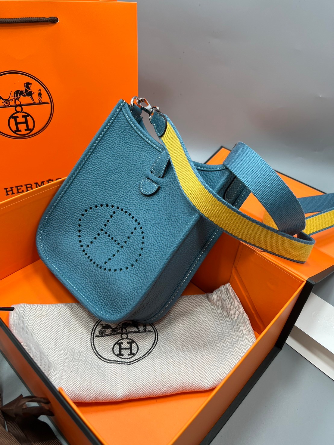 HERMES evelyne mini bag Luxury Bag กระเป๋าสะพายแบรนด์ดัง แบรนด์หรู คลาสสิกตลอดกาล ใช้ได้ทั้งชายหญิง ใบเดียวจบ สวยรวยปัง เกรดท็อปออริจินอล ภาพสินค้าถ่ายจากงานขายจริง ใช้งานต่างประเทศได้