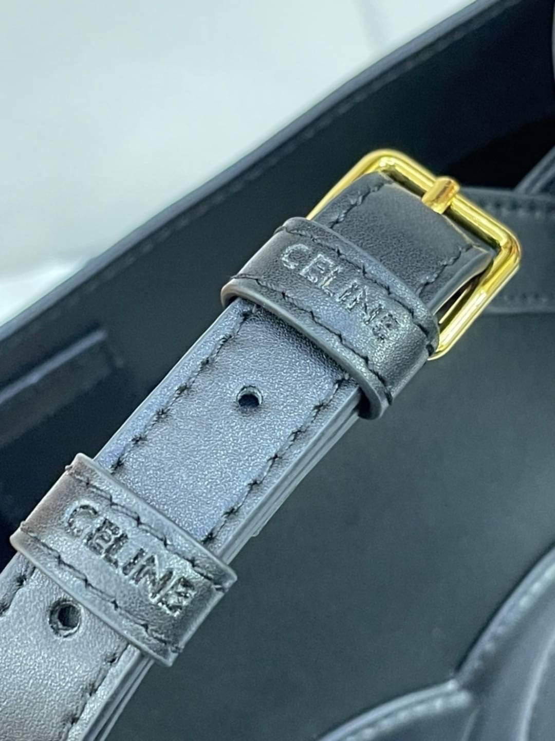 หนังแท้ CELINE SMALL BUCKET CUIR TRIOMPHE IN SMOOTH CALFSKIN / CELINE BUCKET BAG CUIR TRIOMPHE พร้อมส่งที่ไทย คอลเลคชั่นใหม่ ฮิตข้ามปี กับกระเป๋าสะพายทรงถัง ใช้งานง่ายที่สุด สายสะพายในตัว ปรับใช้ได้เลย วัสดุหนังวัว เรียบหรู ผู้ดีไปอีก โดดเด่นด้วยโลโก้เอกล