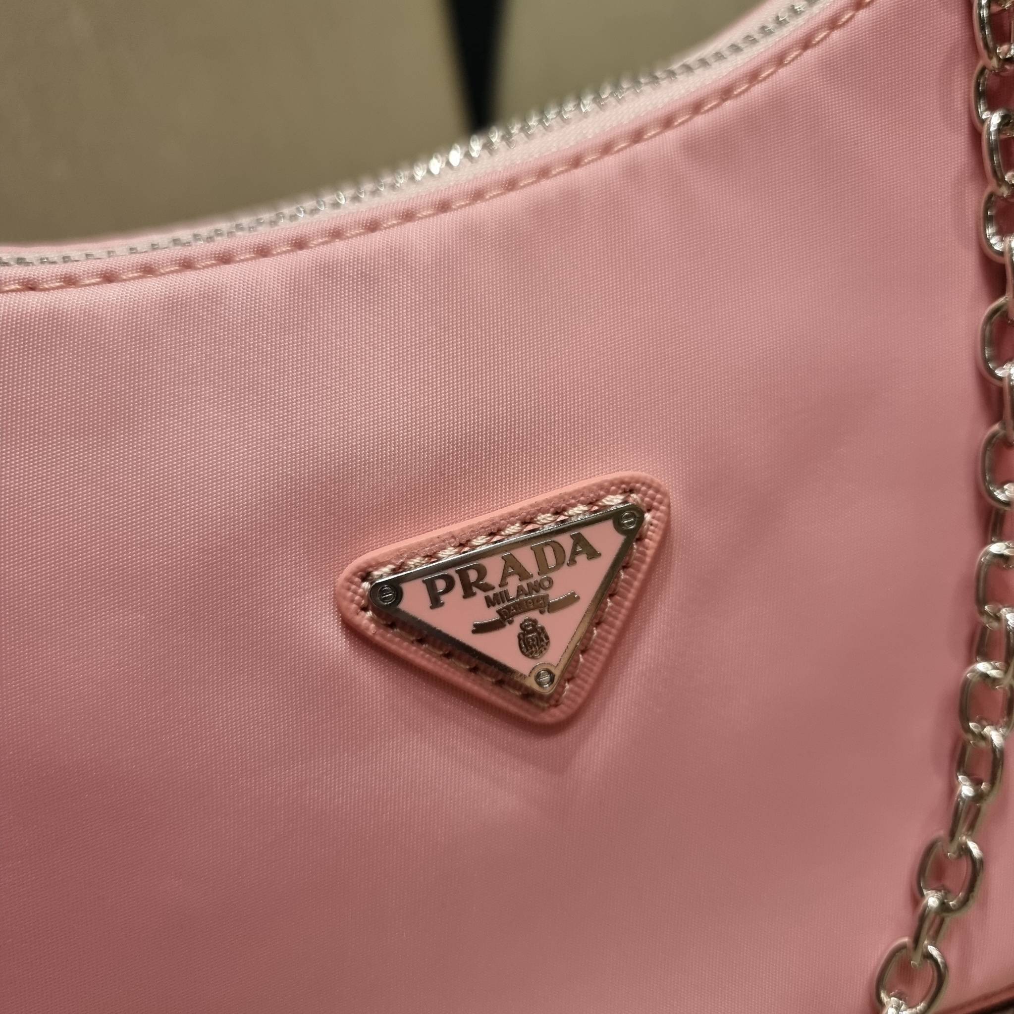 VIP 🥂 PRADA RE-EDITION 2005 RE-NYLON SHOULDER BAG ไอเท็มสุดปัง ที่ฮิตตลอดกาลไม่ว่าจะปีไหนๆ จัดให้ครบทั้งสีขายดีและสีใหม่ล่าสุด ที่สายคุณหนูห้ามพลาด!! กับกระเป๋าสะพายทรงคลาสสิค เหมาะเป็น everyday bag มากๆ วัสดุผ้าไนล่อนคุณภาพ พร้อมใบลูก ไว้ใส่เหรีย