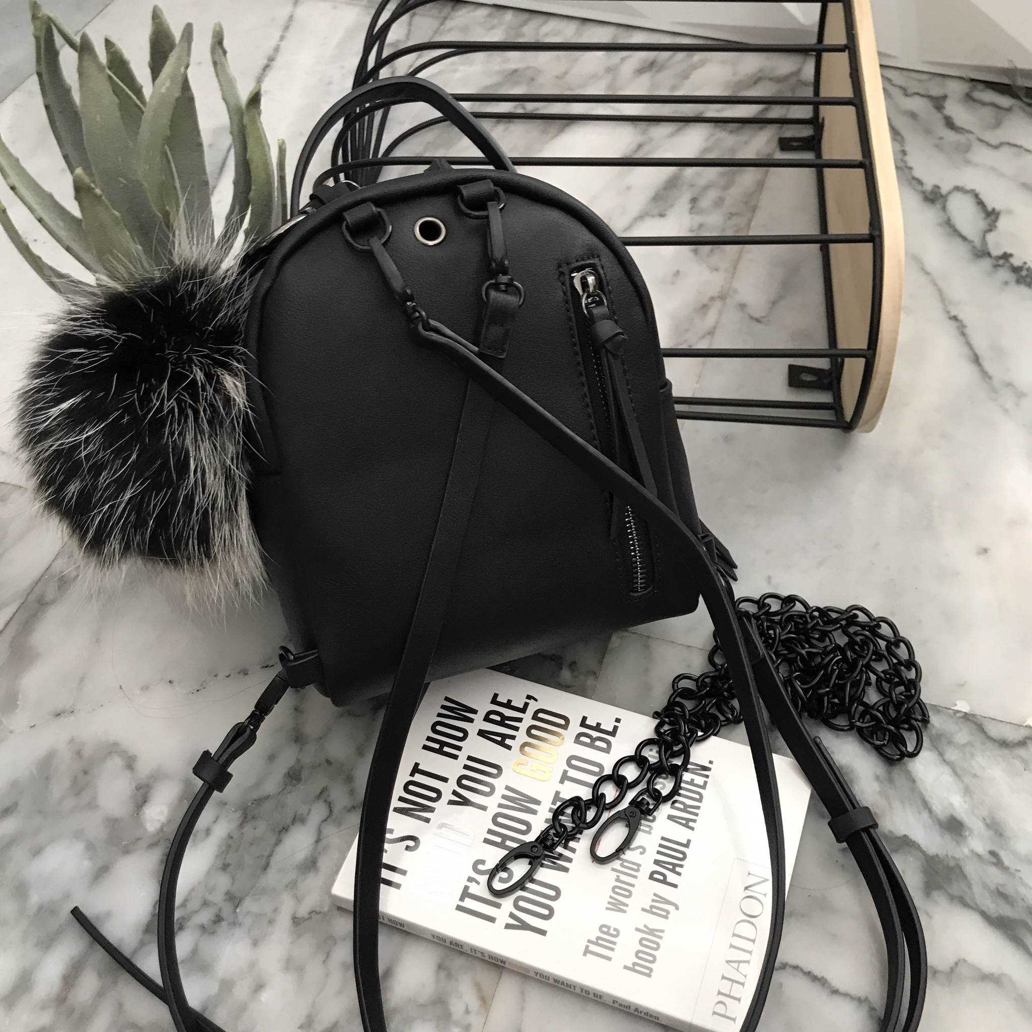 สินค้ารุ่นใหม่สัปดาห์นี้ ค๊า เป้ มินิ รุ่นใหม่ ได้ Look Minimal style แฝงความน่ารักนิดๆ ต้องใบนี้เลยค๊า KEEP ' All-day backpack with shoulder strap ' 📍ความพิเศษ คือ สาย ถอดได้ปรับเปลี่ยนได้ตามการใช้งาน (สะพายหลัง-สะพายข้างลำตัว ) ใน set 