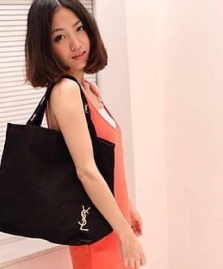 พรีเมี่ยมกิ๊ฟแท้ 100% 】Yves Saint Laurent YSL Cosmetics Canvas Tote Bag with Zipper Gift With Purchase (GWP) กระเป๋าสะพายพรีเมี่ยมกิ๊ฟรุ่นยอดนิยมจาก YSL Yves Saint Laurent Limited Collection E-Mook ดีไซน์คลาสสิคทรง Shopping Bag วัสดุ Canvas ปักโลโก้ YSL ด