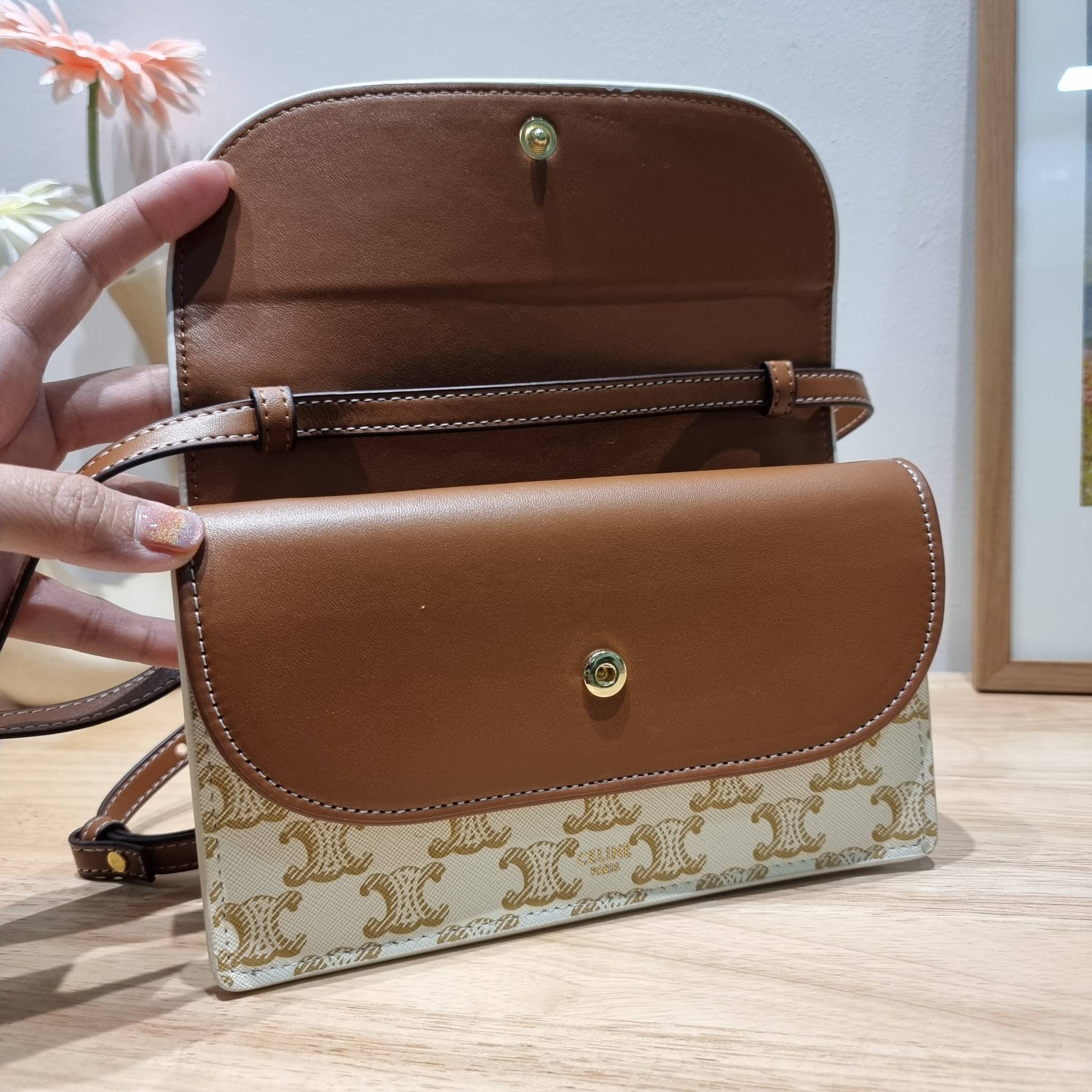 CELINE WALLET ON STRAP IN TRIOMPHE CANVAS AND LEATHER อีกหนึ่งรุ่นยอดนิยม กระเป๋าสะพายกึ่งคลัทช์ ในรูปแบบกระเป๋าสตางค์ ให้พกพาได้ง่าย ใส่ของสำคัญ มือถือ หรือบัตรต่างๆได้