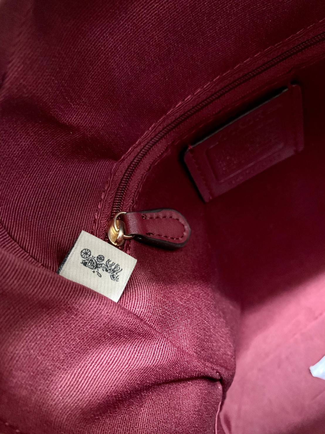 สวยจริงไรจริง วางไม่ลงเลยจ้าา😘 COACH JORDYN BACKPACK IN COLORBLOCK SIGNATURE ((C4082)) รุ่นที่สาวๆตามหา พร้อมสีหายากค่ะ!! กระเป๋าสะพายหลังแบบมีหูหิ้ว หนังแท้ชั้นดี ทรงสวย หรูค่ะ แถมสีตัดกันได้ลงตัวสวยงามมากๆ ด้านหน้ามีช่องซิปใส่ของจุกจิก; เปิดปิดช