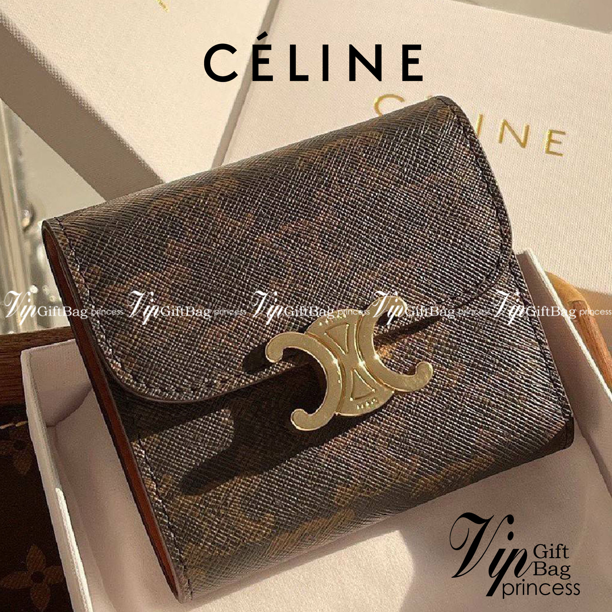 CELINE SHORT WALLET VIP GIFT WITH PURCHASE (GWP) พรีเมี่ยมกิ๊ฟ Limited จาก CELINE HAUTE PARFUME DUTYFREE COUNTER วัสดุ Triomphe Canvas หนังสวยอยู่ทรงปั้มโลโก้ด้านหน้าเปิดปิดฝาพับกระดุม ภายในมีช่องแบ่งหลายช่อง มีช่องใส่บัตรหลายช่อง ช่องใส่เหรียญ ช่องใส่ธนบ