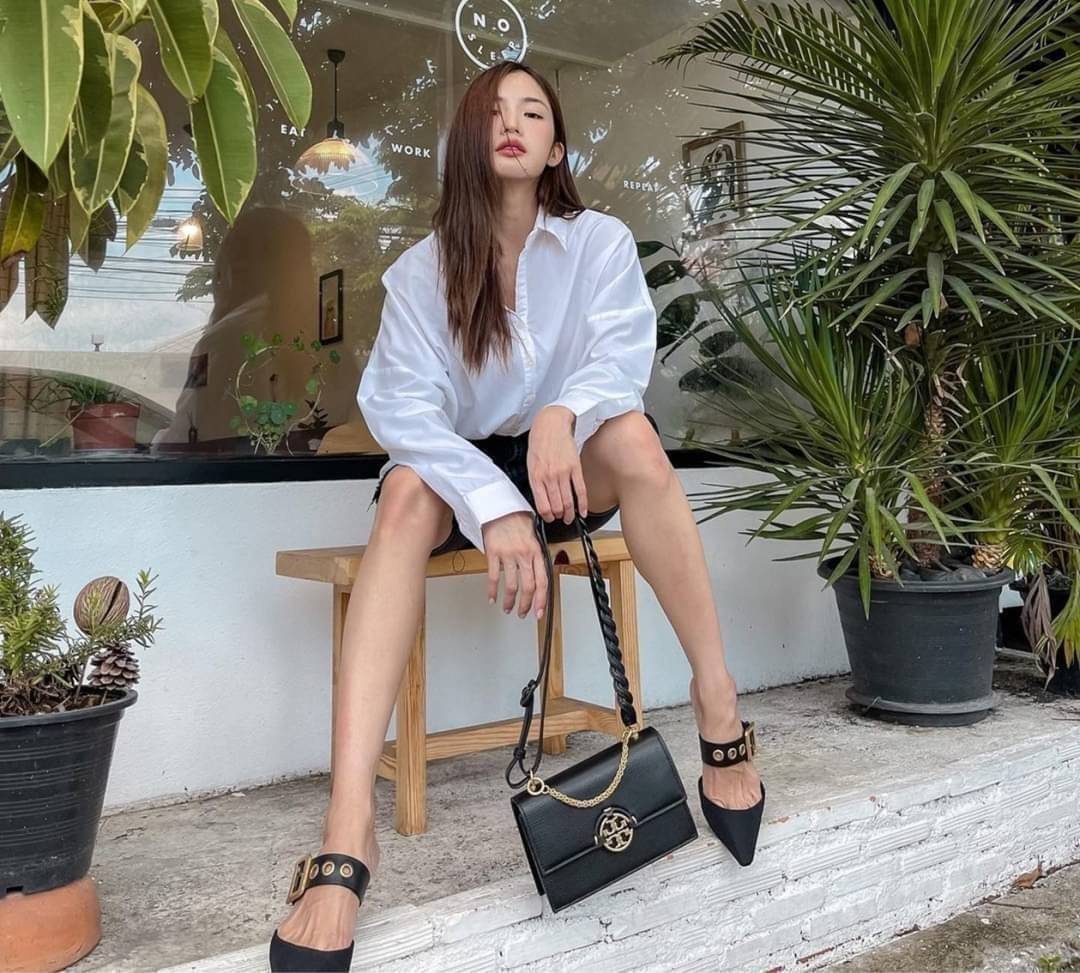 TORY BURCH MILLER SHOULDER BAG รุ่นยอดนิยม รุ่นหายาก รุ่นที่สาวๆตามหา ใบนี้เลย!! สวยหรู ผู้ดีทุกสี กระเป๋าสะพายไหล่ ดีไซน์อยู่ทรง คลาสสิคแฝงความหรูด้วยโลโก้สีทองอร่ามโดดเด่น