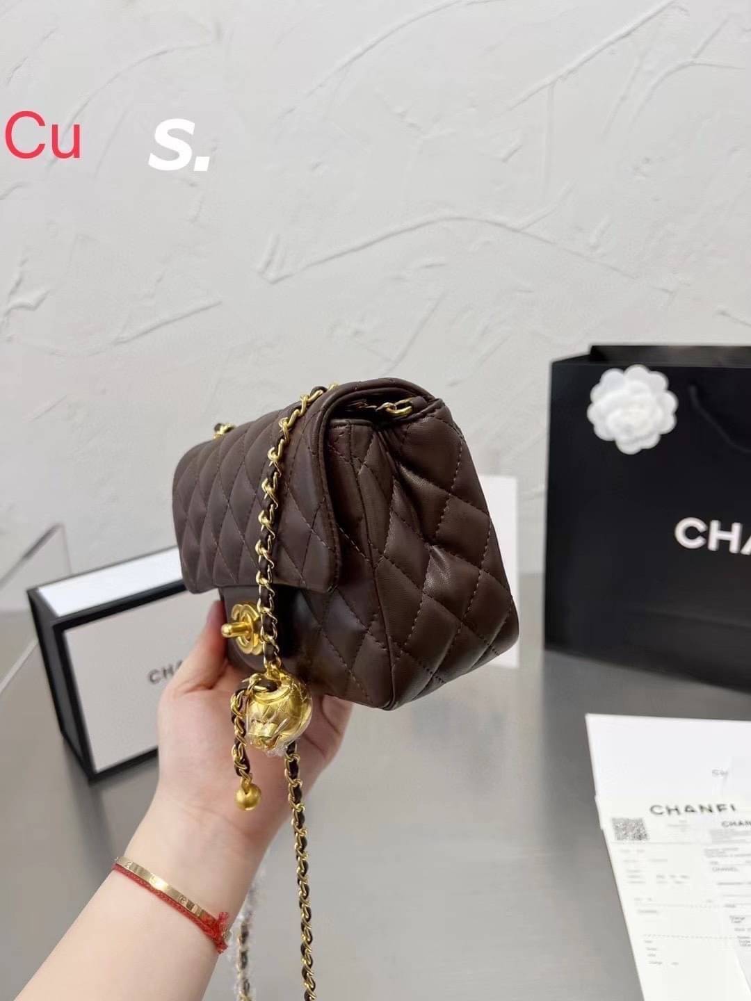 Chanel 22c classic golden ball / Chanel Pearl with Chain crossbody bag กระเป๋าสะพายข้างหรือสะพายเป็นครอสบอดี้ ใบนี้ไปถือออกงาน ก็สวยหรูดูแพงสุดๆค่า!! คลาสสิคและโดดเด่นทุกสี