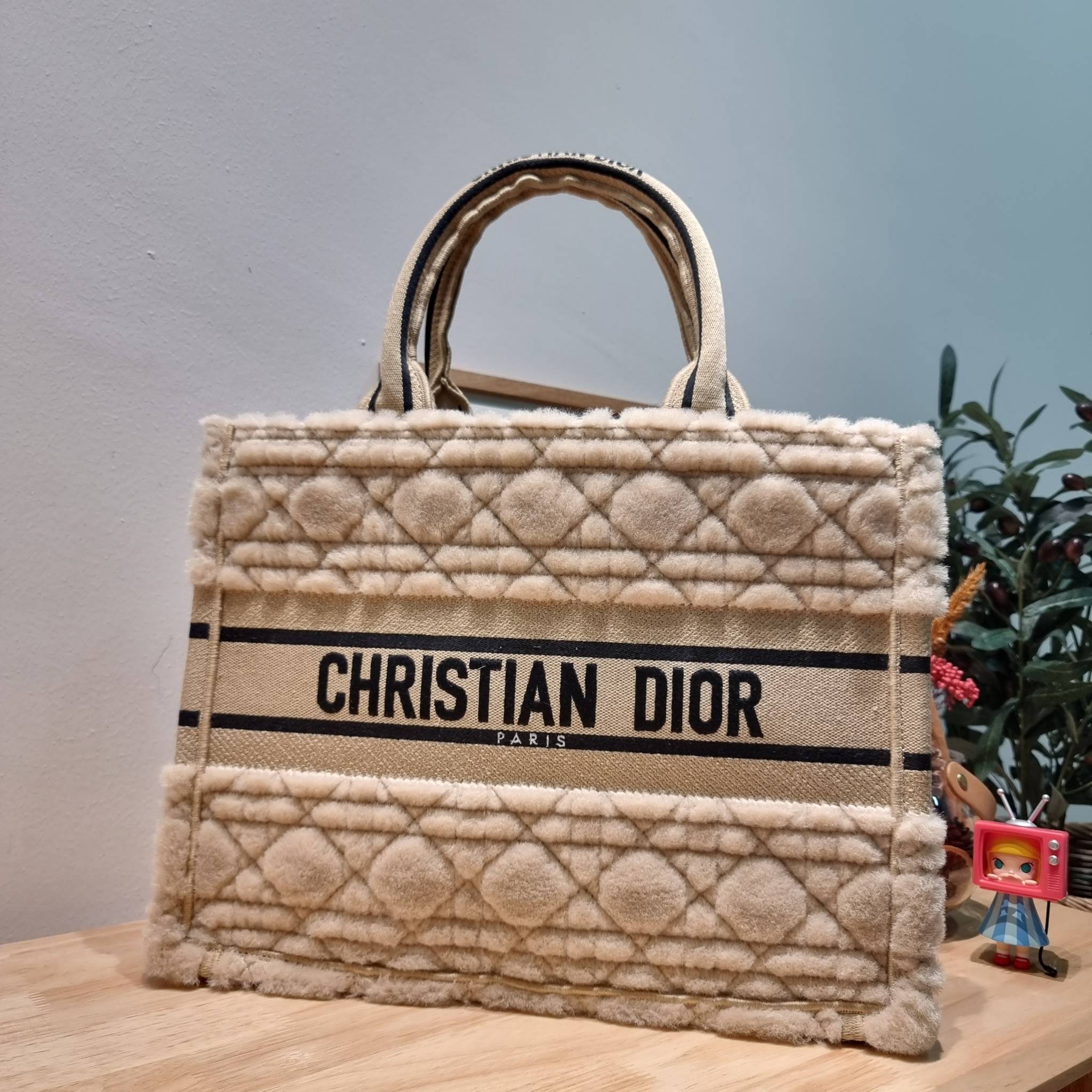 MEDIUM DIOR BOOK TOTE / CD book tote กระเป๋าทรงโท้ทใบใหญ่ ดีไซน์ใหม่ล่าสุด ที่มีทั้งความละมุนและหรูหราในตัว ด้วยการ shearling ขนแกะรอบใบฟูนุ่ม ตัดสลับฟอนท์เอกลักษณ์สวยงาม หูจับในตัวทนทาน ใช้งานง่าย ด้านในกระเป๋ากว้างมาก จุของได้เยอะ ไม่ใช่แค่สวยแถมยังใช้ป