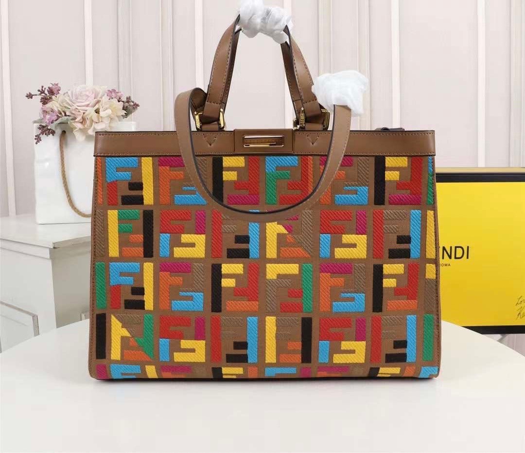FENDI PEEKABOO X-TOTE BAG Multicolour 40cm เกรดเทพออริจินอล FENDI MONOGRAM SHOPPING BAG สวยมงลงมากค่ะ กระเป๋าสะพายข้างได้ ถือได้ ใบใหญ่ลายโมโนแกรม FF สวยมากทรงนี้ใช้เป็น everyday bag ได้ จุใจใส่ของได้เยอะ ตัวกระเป๋าผลิตจากผ้าทออย่างดี อยู่ทรงสวย ภายในโล่ง