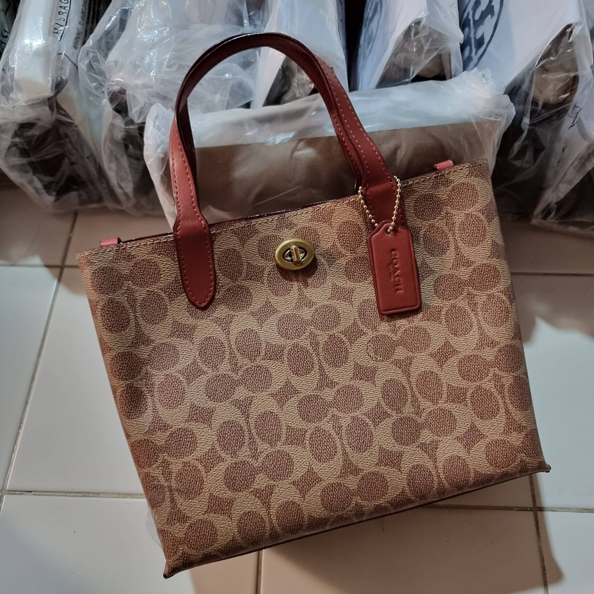 COACH C8562 WILLOW TOTE 24 IN SIGNATURE CANVAS น้องสาวลุคลูกคุณมาแล้วจ้า กระเป๋าถือ/สะพาย ดีไซน์สุดคลาสสิค ไอเท็มขายดีที่สุด ลงตัว เรียบหรู ใบจริงคือผู้ดี๊ผู้ดี ใช่ได้ทุกๆโอกาส วัสดุหนังแคนวาส ทนทาน เปิดปิดด้วยตัวบิดล็อค และอีกฝั่งเป็นกระดุมแม่เหล็ก ภายใน