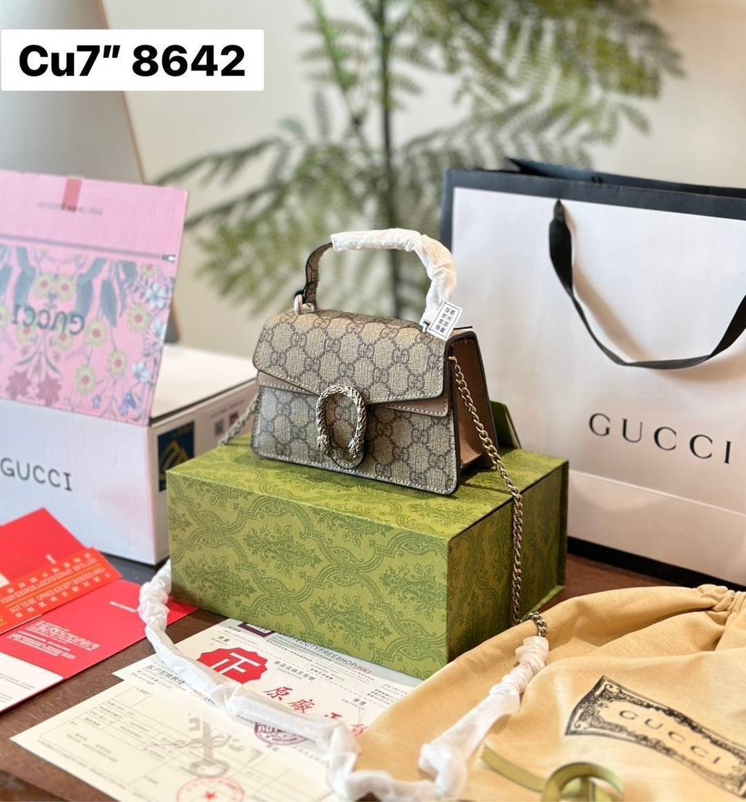 GUCCI Dionysus mini top handle bag กระเป๋าสะพายพร้อมหูจับในตัวรุ่นสุดคลาสสิควินเทจ ไซส์มินิน่ารักให้สาวๆใช้งาน และพกพาได้สะดวก ดึงดูดและสะกดสายตาด้วยอะไหล่ดีเทลหรู