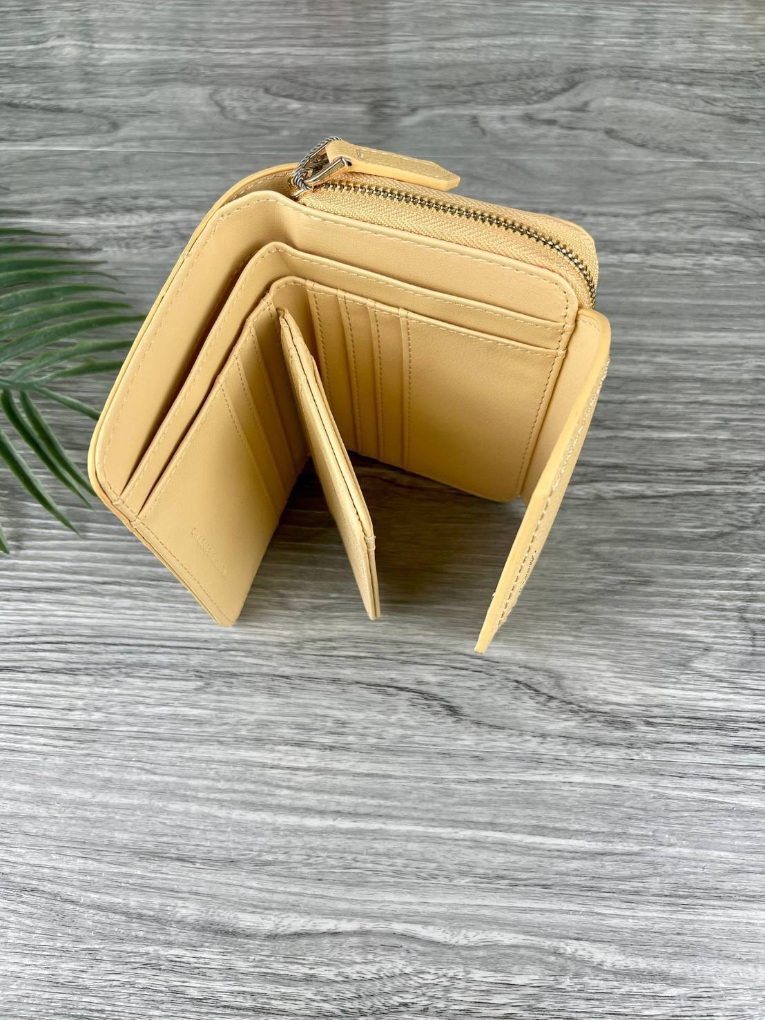 CHARLES & KEITH ENVELOPE SMALL WALLET กระเป๋าเงินใบกลาง วัสดุหนังพิมพ์ลายสีสวยน่ารัก ด้านหน้าปั๊มโลโก้แบรนด์ เปิดปิดด้วยกระดุมแม่เหล็ก