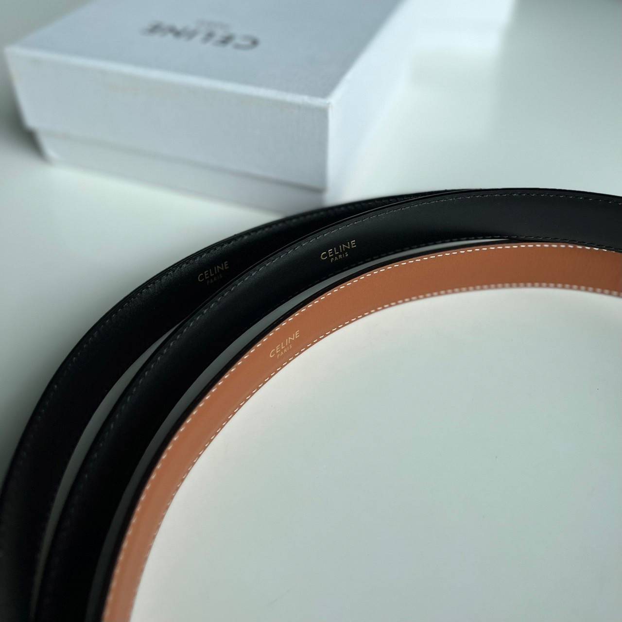 หนังแท้ CELINE BELT LOGO 18MM / Celine Triomphe Belt in Natural Calfskin เกรดใช้งานสลับของจริง ออริจินอลหนังแท้ หัวเข็มขัดโลโก้แบรนด์แบบ 3D Vintage สีทอง/สีดำ ปั้มโลโก้คมชัดคล้ายของจริง สายปรับระดับได้ในดีไซน์เรียบหรูเข้ากับทุกลุ๊คใช้ได้ทั้งชายหญิง